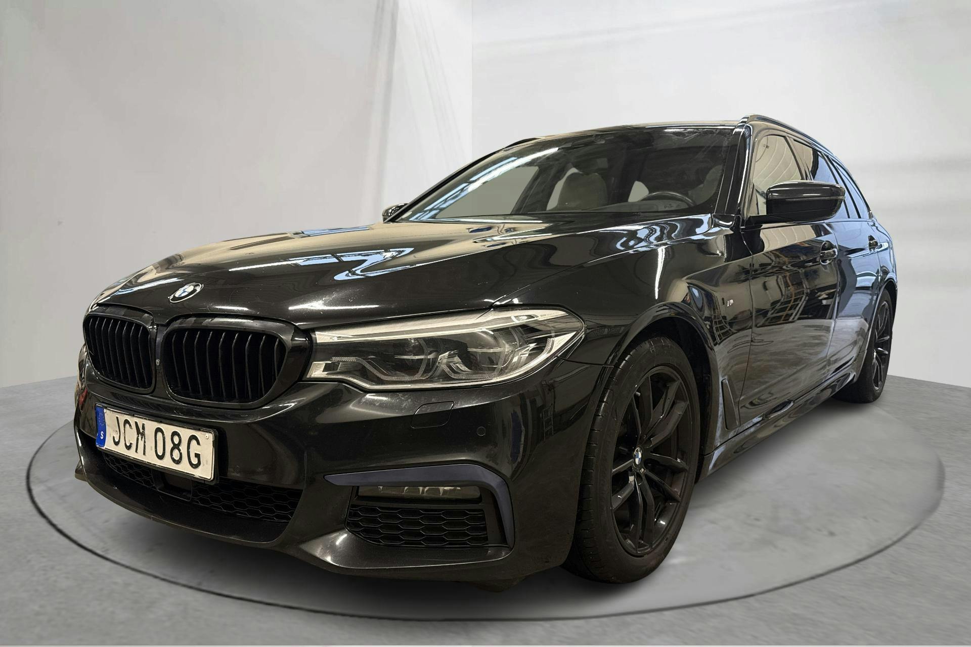 Presentationsfoto 1 av 25: BMW 520d xDrive Touring, G31 (190hk) - 19 988 mil - Automat - svart - 2019