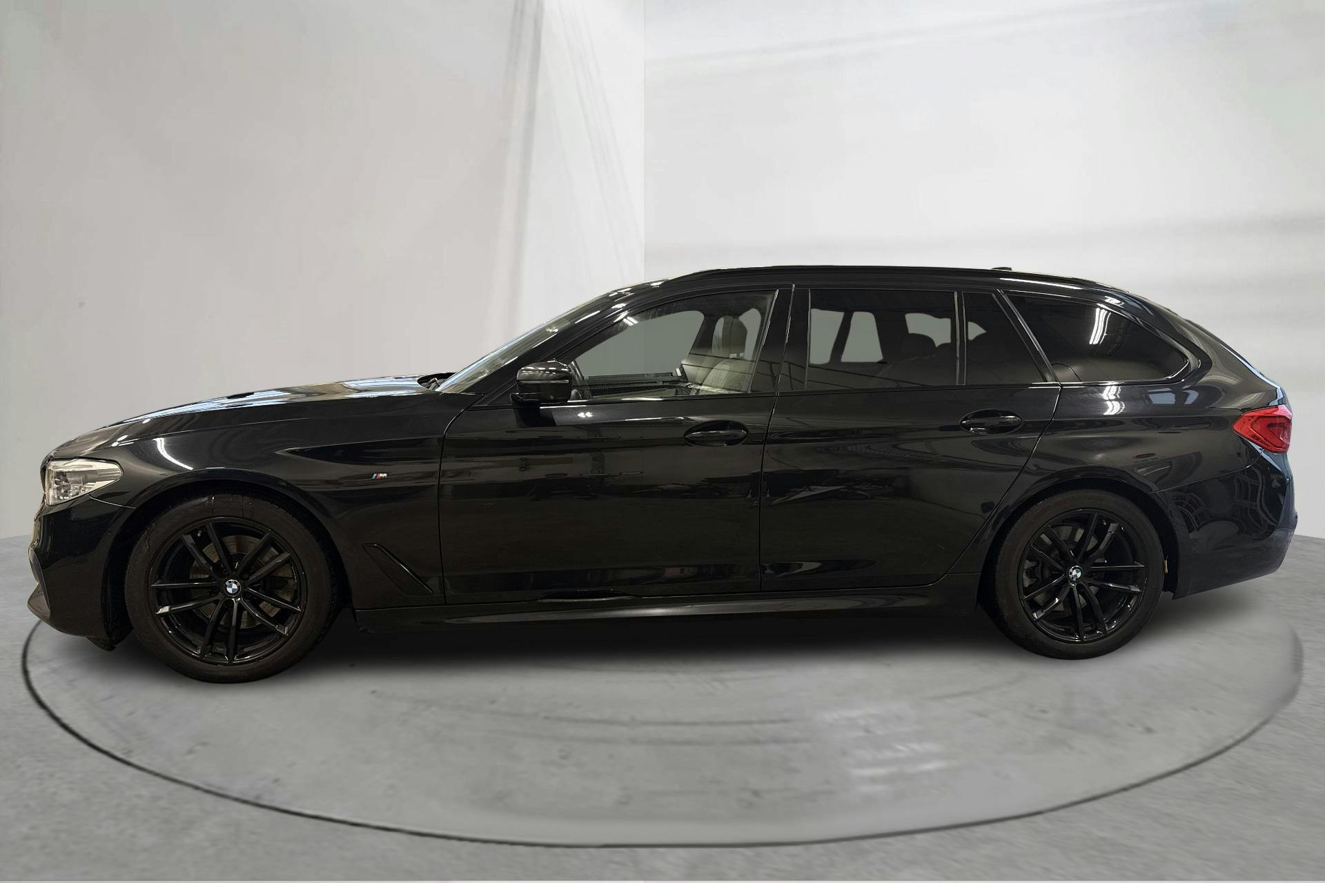 Presentationsfoto 2 av 25: BMW 520d xDrive Touring, G31 (190hk) - 19 988 mil - Automat - svart - 2019