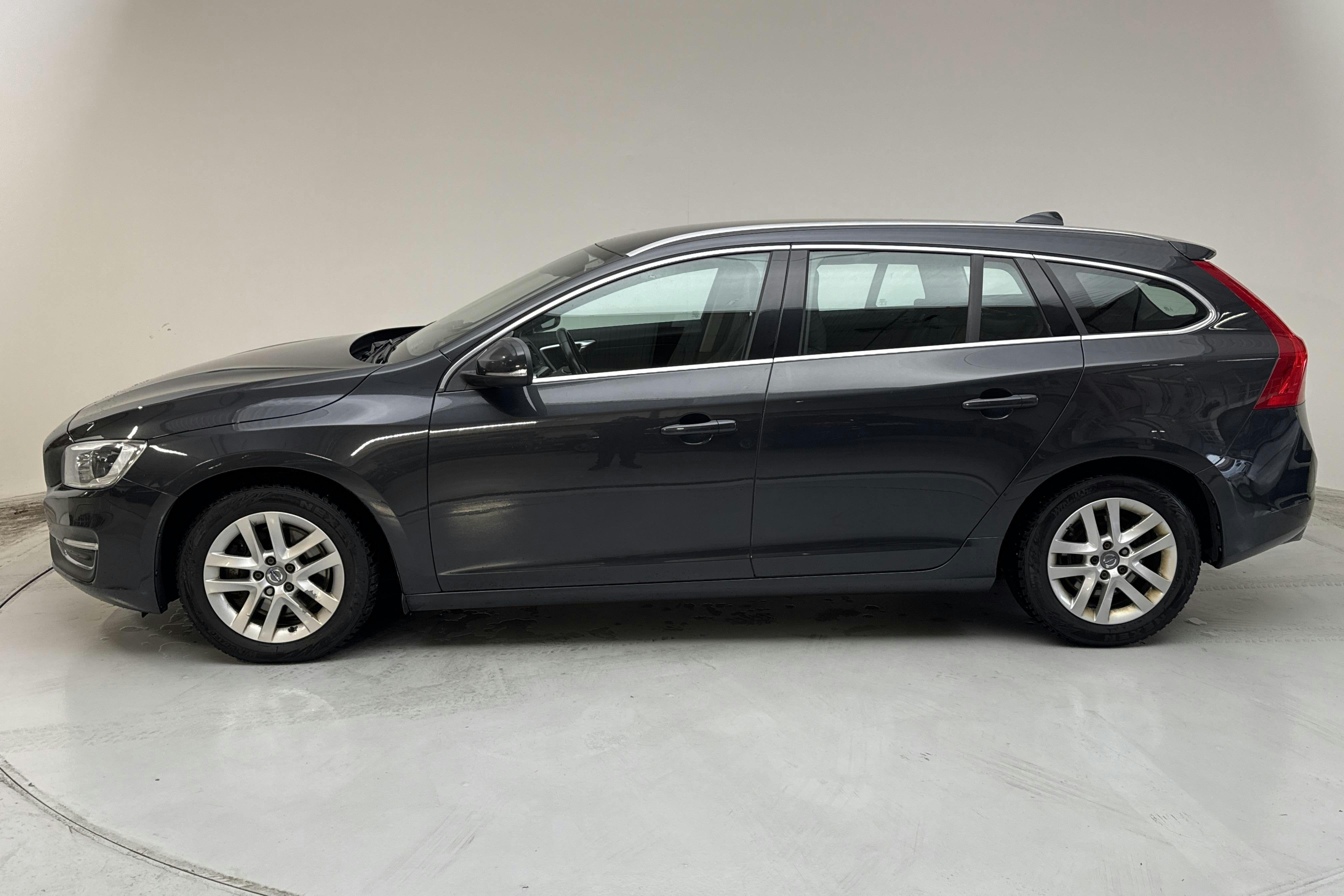 Presentationsfoto 2 av 13: Volvo V60 D4 AWD (190hk) - 16 712 mil - Automat - grå - 2017