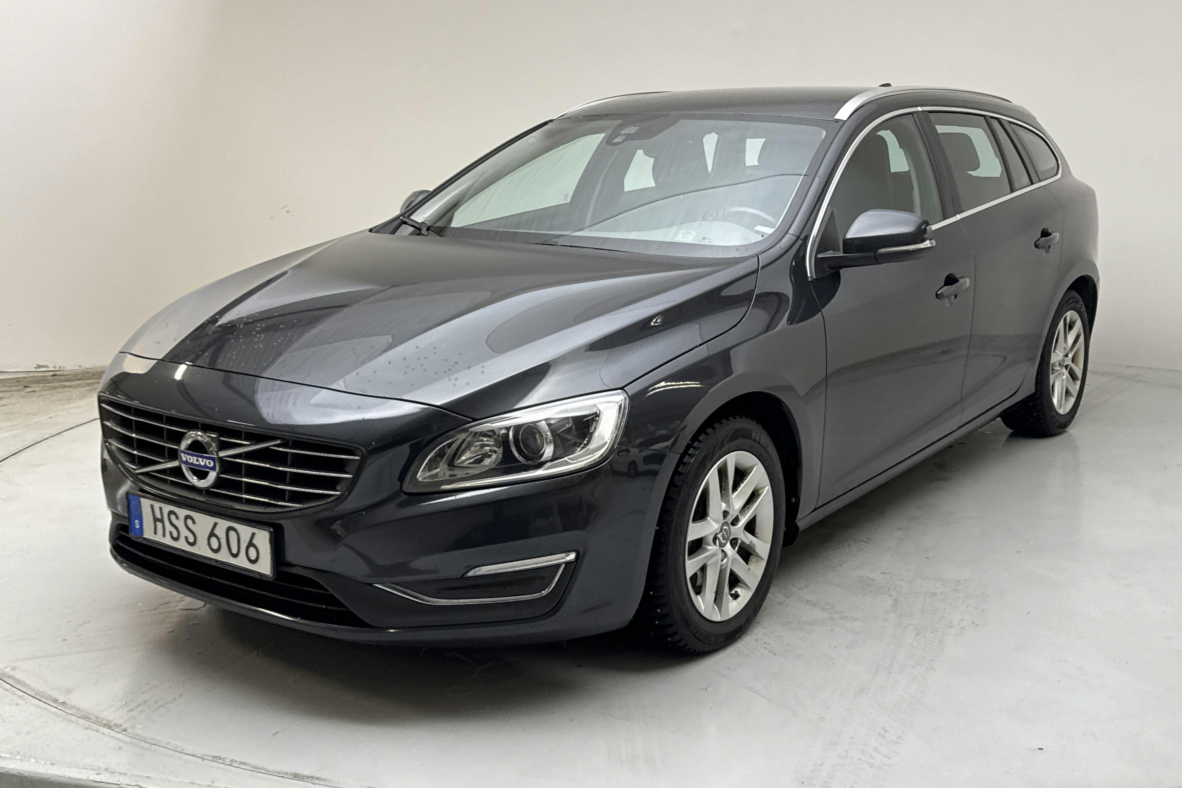Presentationsfoto 1 av 13: Volvo V60 D4 AWD (190hk) - 16 712 mil - Automat - grå - 2017