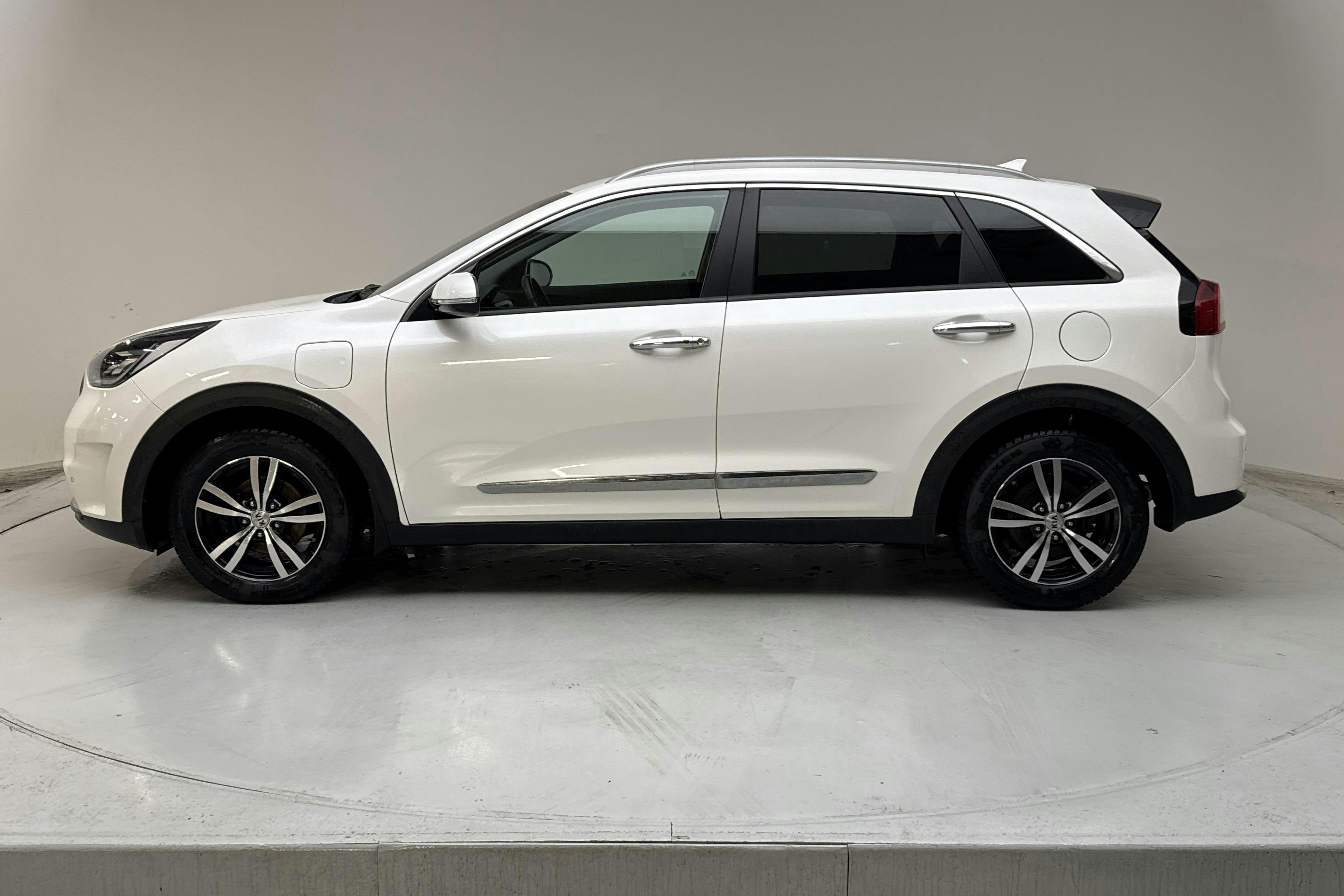 Esitlusfoto 2 aadressil 19: KIA Niro Plug-in Hybrid 1.6 (141hk) - 112 770 km - Automaatne - valge - 2019
