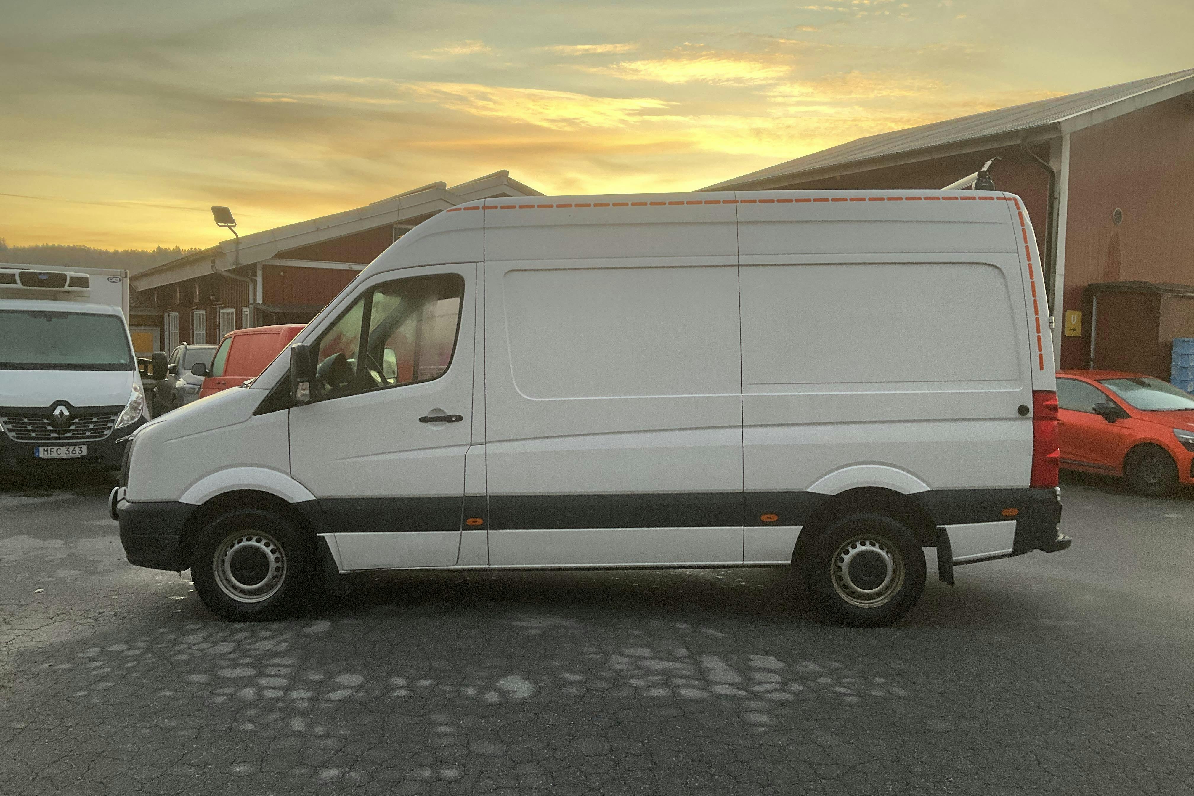 Presentation photo 2 of 14: VW Crafter 35 2.0 TDI Skåp (163hk) - 221 100 km - Manual - white - 2016