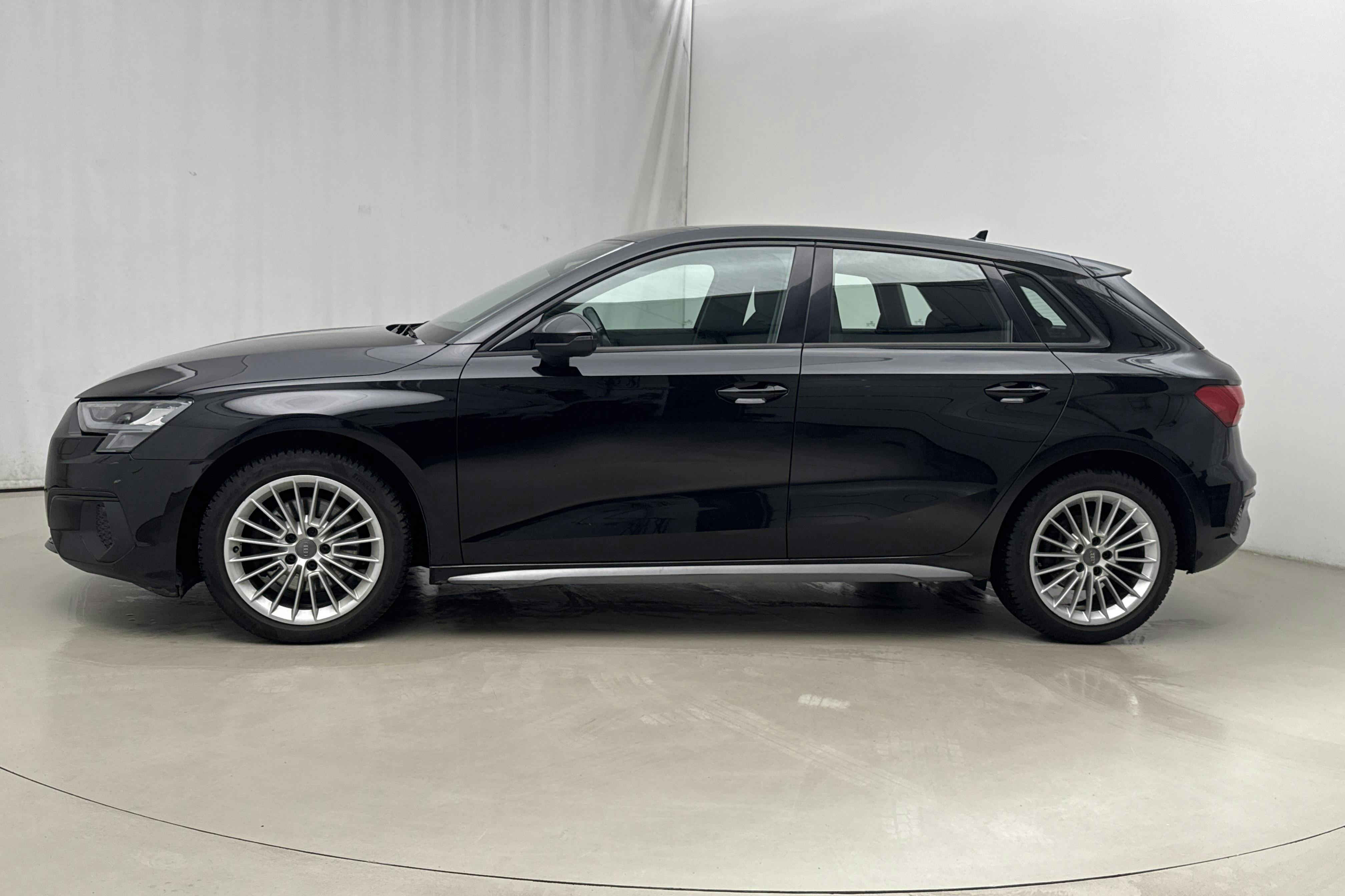 Presentationsfoto 2 av 16: Audi A3 Sportback 35 TFSI (150hk) - 8 686 mil - Manuell - svart - 2021