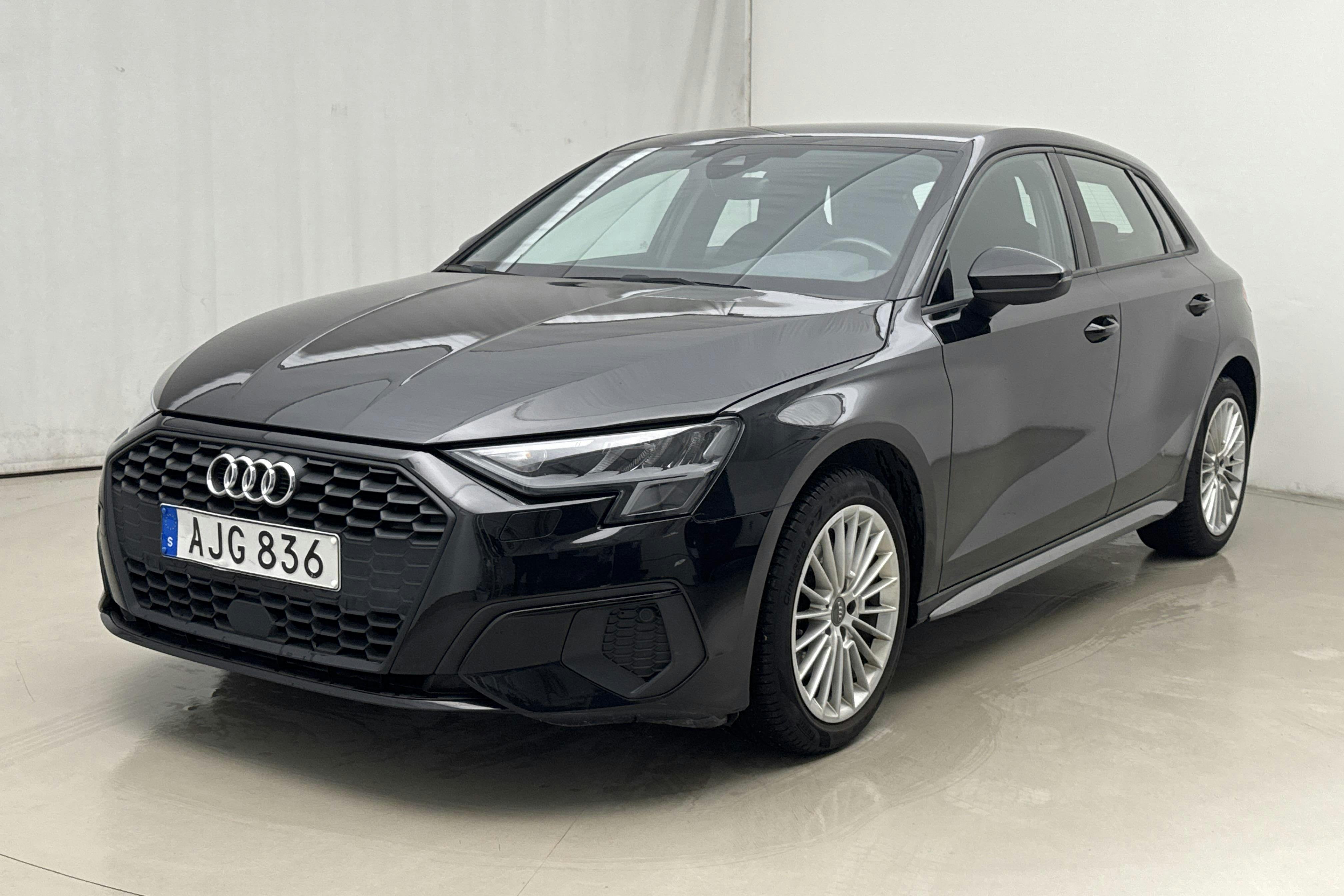 Presentationsfoto 1 av 16: Audi A3 Sportback 35 TFSI (150hk) - 8 686 mil - Manuell - svart - 2021