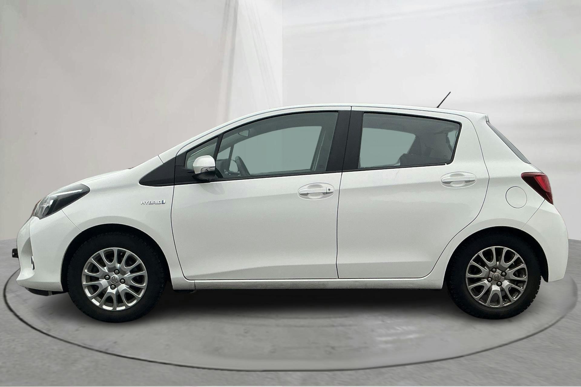 Presentationsfoto 2 av 15: Toyota Yaris 1.5 HSD 5dr (75hk) - 13 395 mil - Automat - vit - 2015