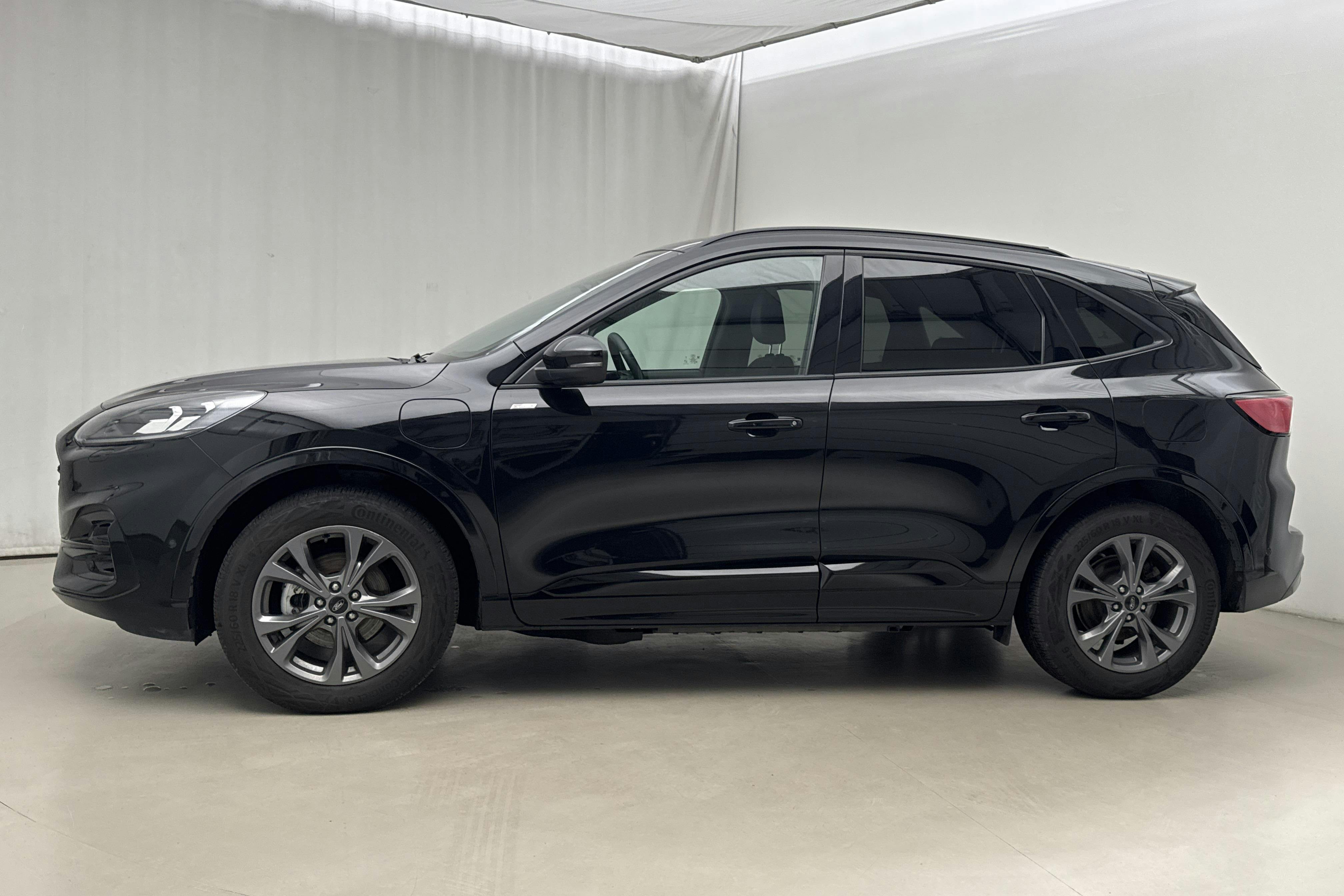 Presentationsfoto 2 av 21: Ford Kuga 2.5 PHEV (225hk) - 5 387 mil - Automat - svart - 2023