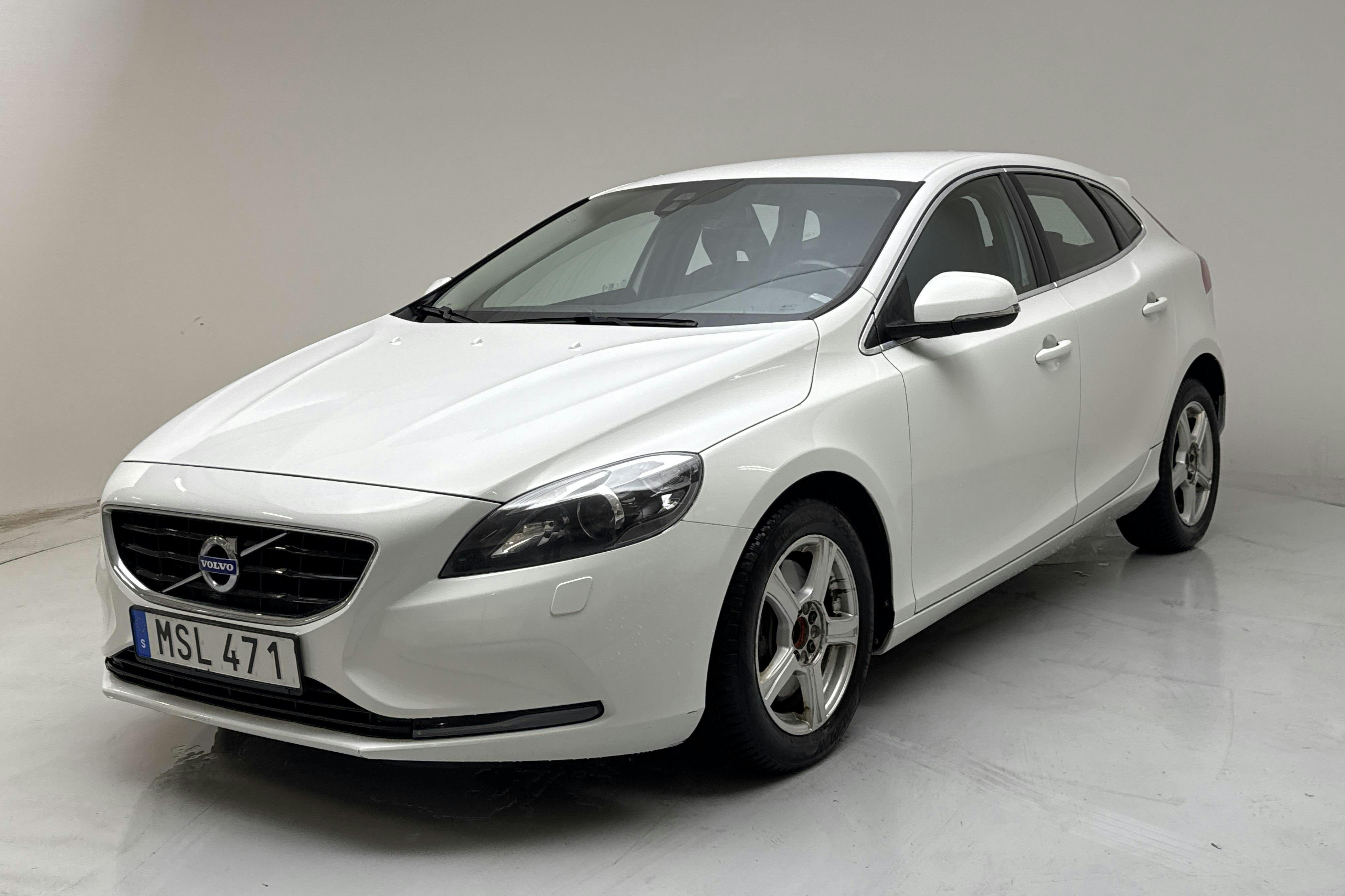 Presentationsfoto 1 av 13: Volvo V40 D4 (190hk) - 14 265 mil - Manuell - vit - 2016