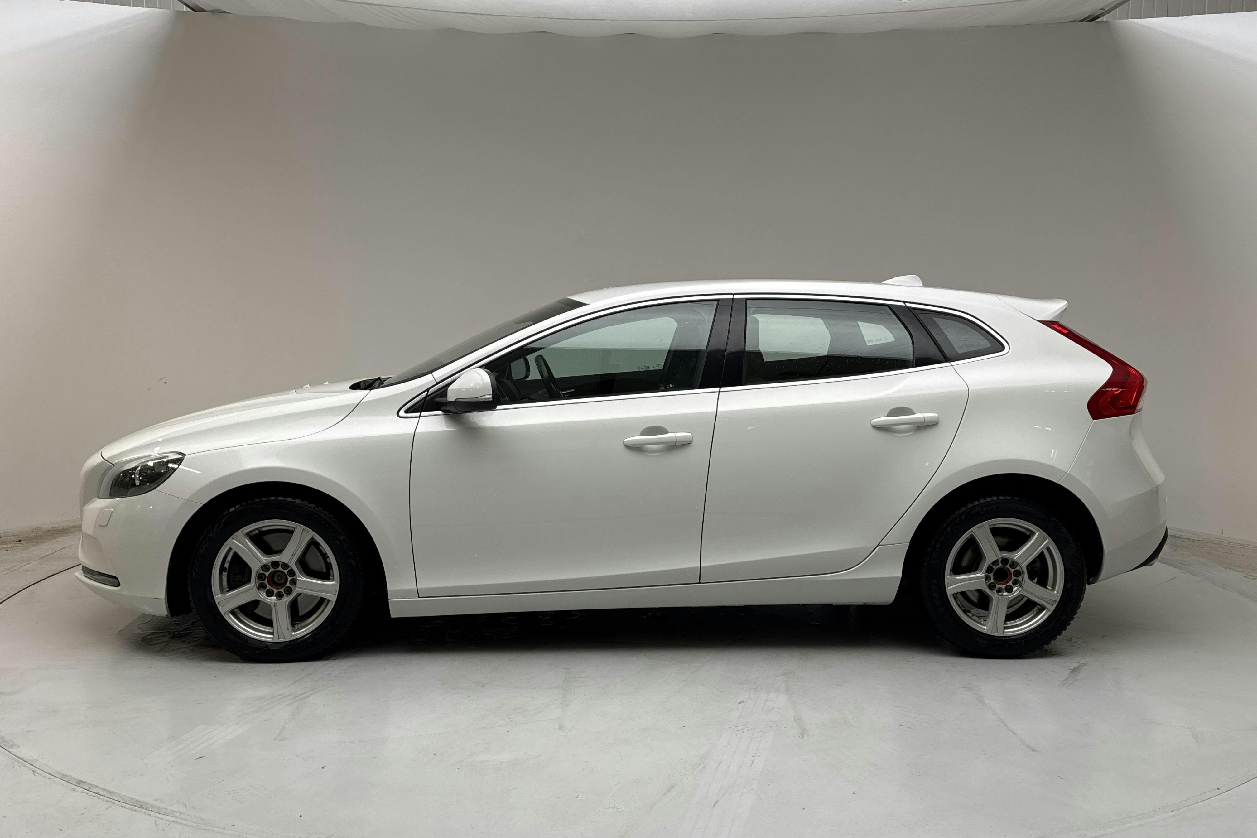 Presentationsfoto 2 av 13: Volvo V40 D4 (190hk) - 14 265 mil - Manuell - vit - 2016