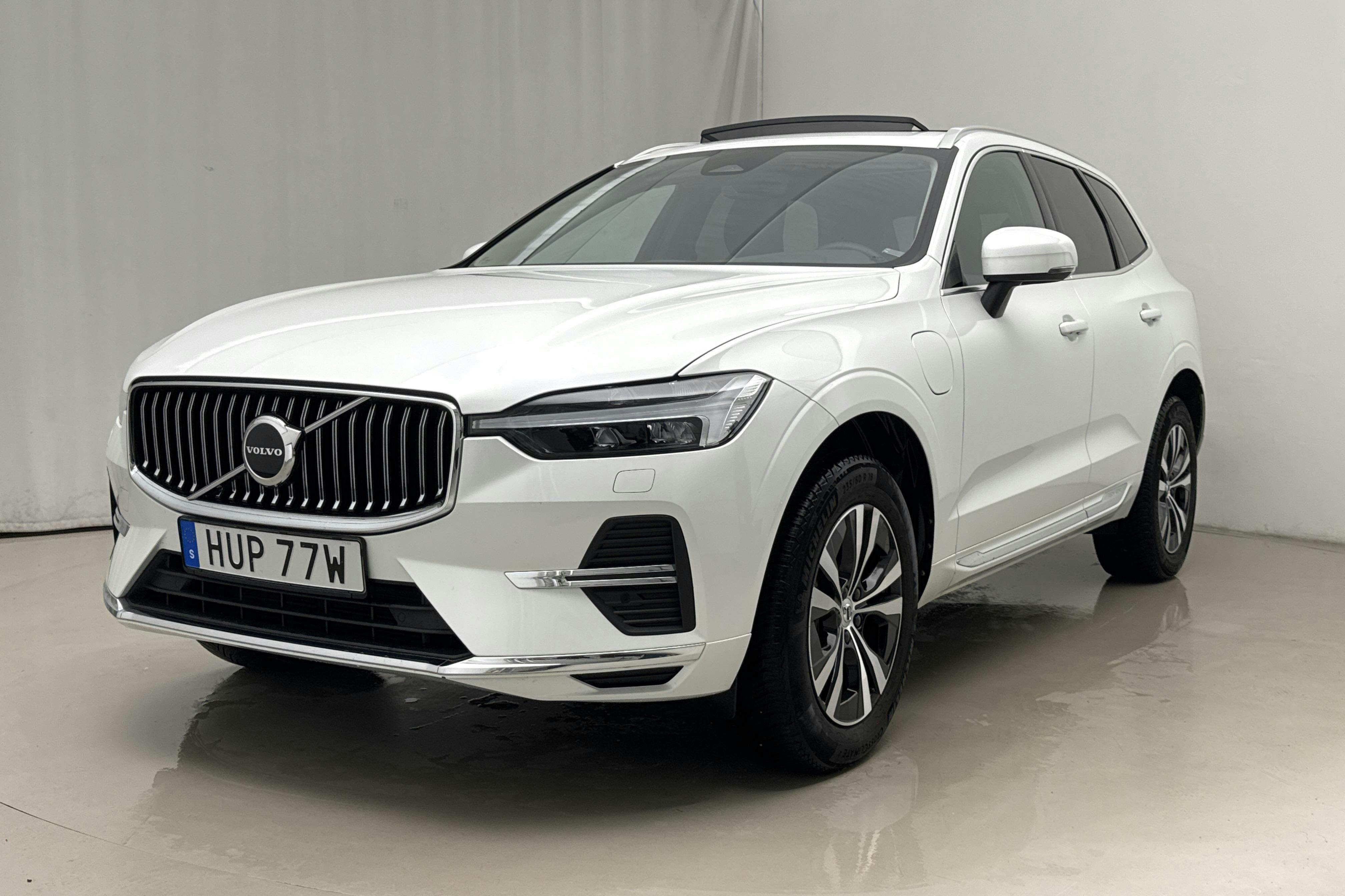 Presentationsfoto 1 av 22: Volvo XC60 T6 AWD Recharge (350hk) - 8 382 mil - Automat - vit - 2023