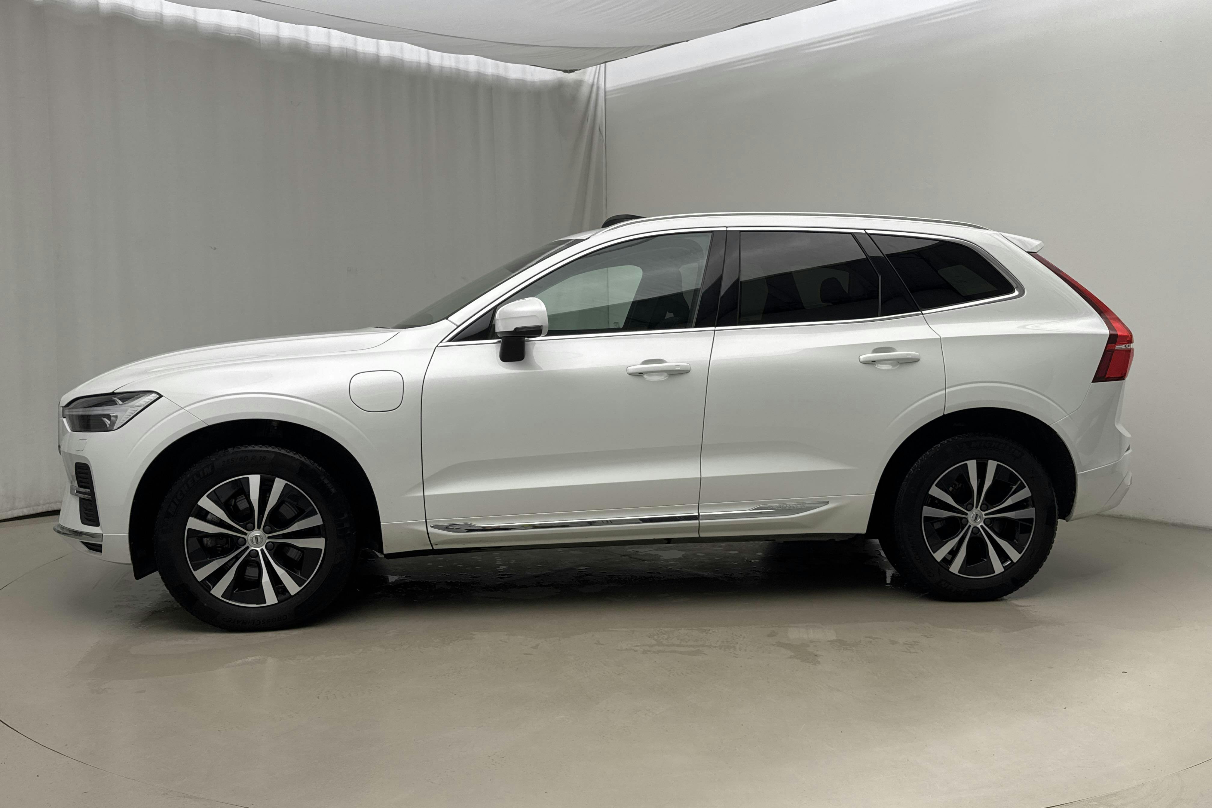 Presentationsfoto 2 av 22: Volvo XC60 T6 AWD Recharge (350hk) - 8 382 mil - Automat - vit - 2023