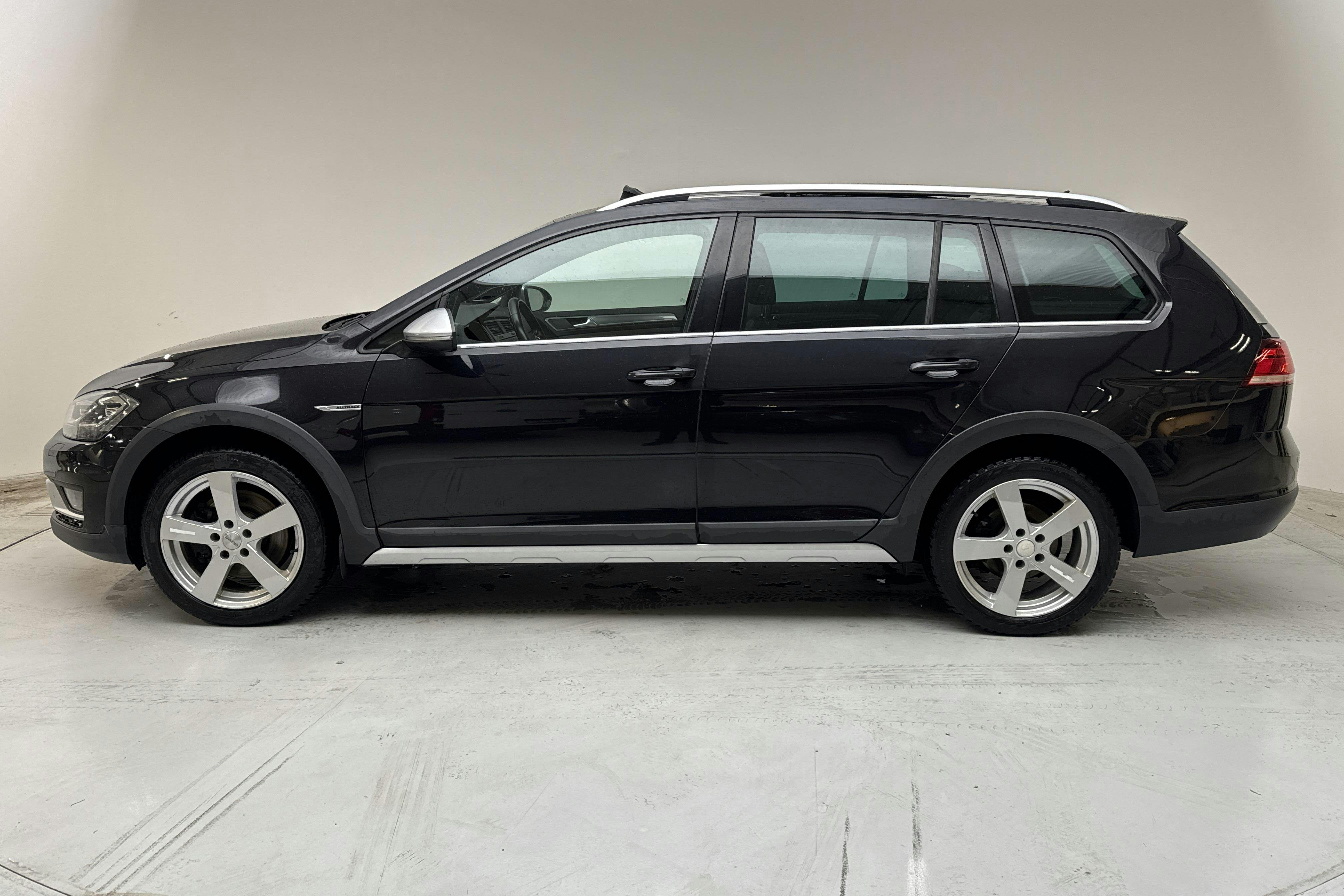 Presentationsfoto 2 av 14: VW Golf Alltrack 1.8 TSI 4Motion (180hk) - 15 239 mil - Automat - svart - 2018