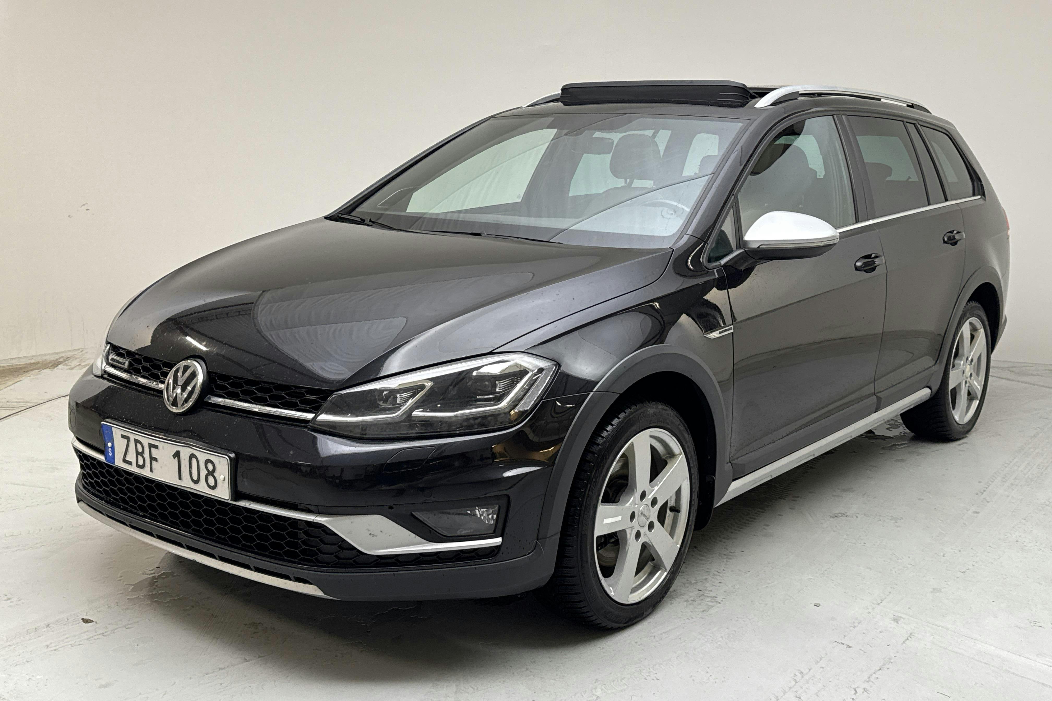 Presentationsfoto 1 av 14: VW Golf Alltrack 1.8 TSI 4Motion (180hk) - 15 239 mil - Automat - svart - 2018