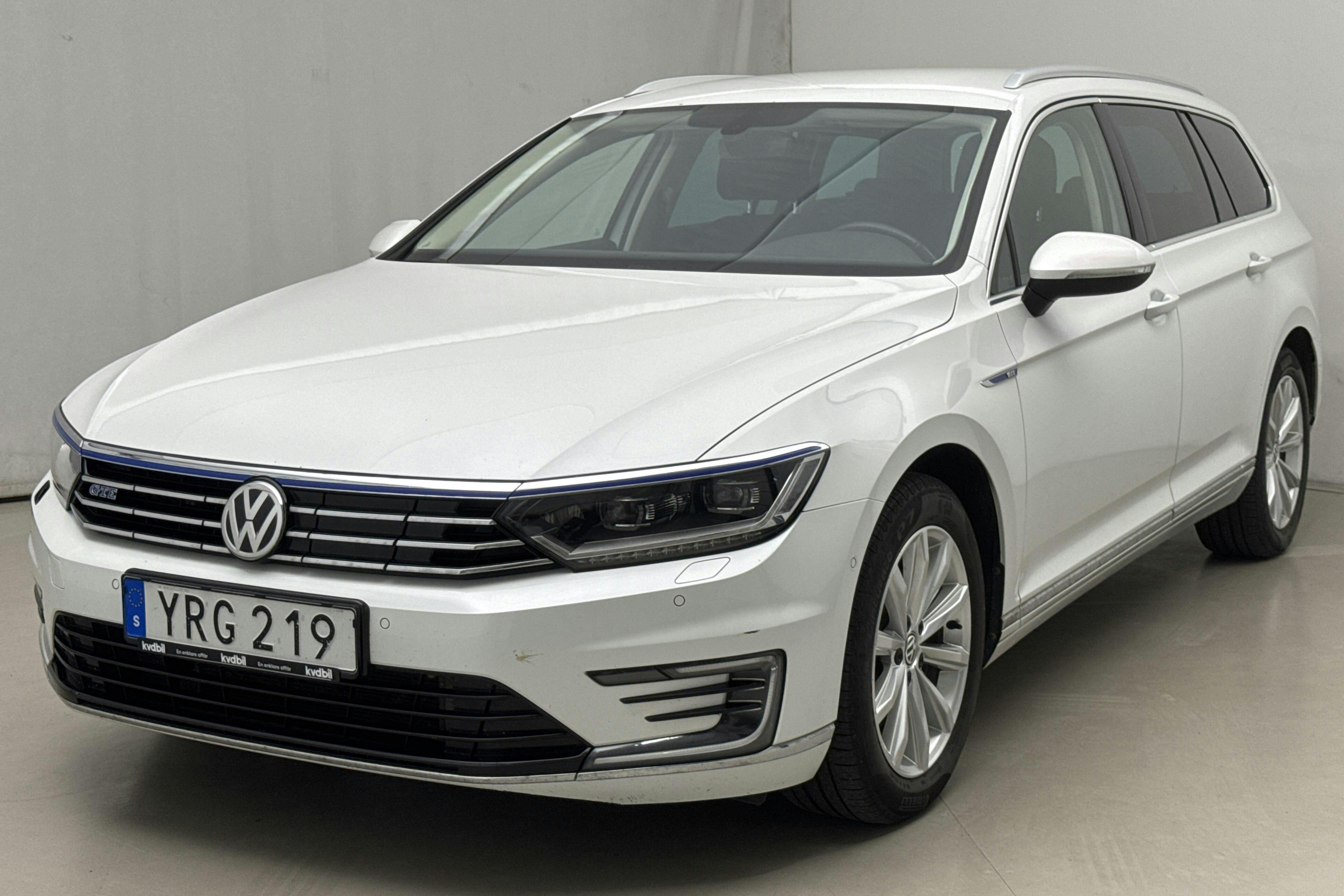 Presentationsfoto 1 av 21: VW Passat 1.4 Plug-in-Hybrid Sportscombi (218hk) - 8 653 mil - Automat - vit - 2018