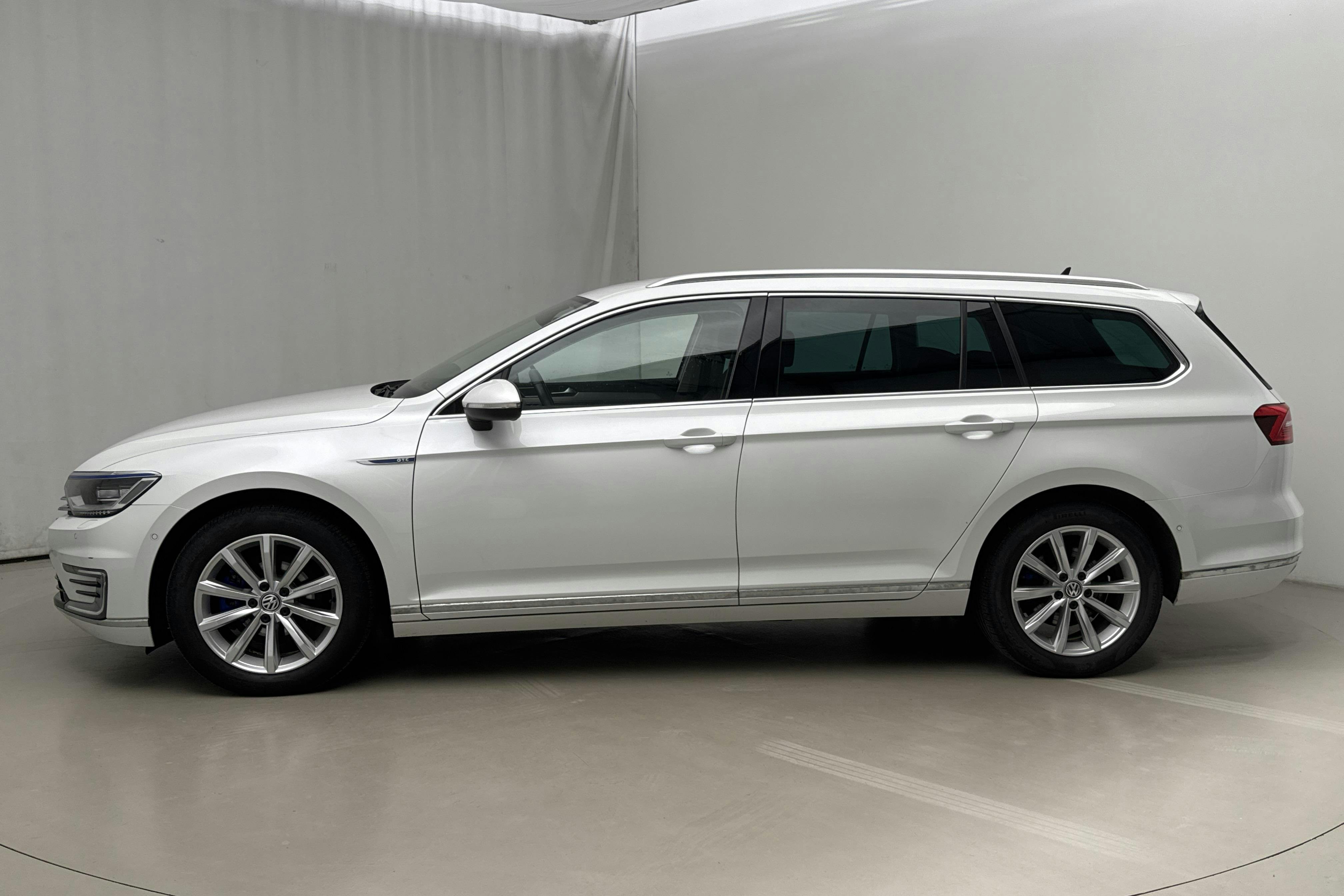 Presentationsfoto 2 av 21: VW Passat 1.4 Plug-in-Hybrid Sportscombi (218hk) - 8 653 mil - Automat - vit - 2018