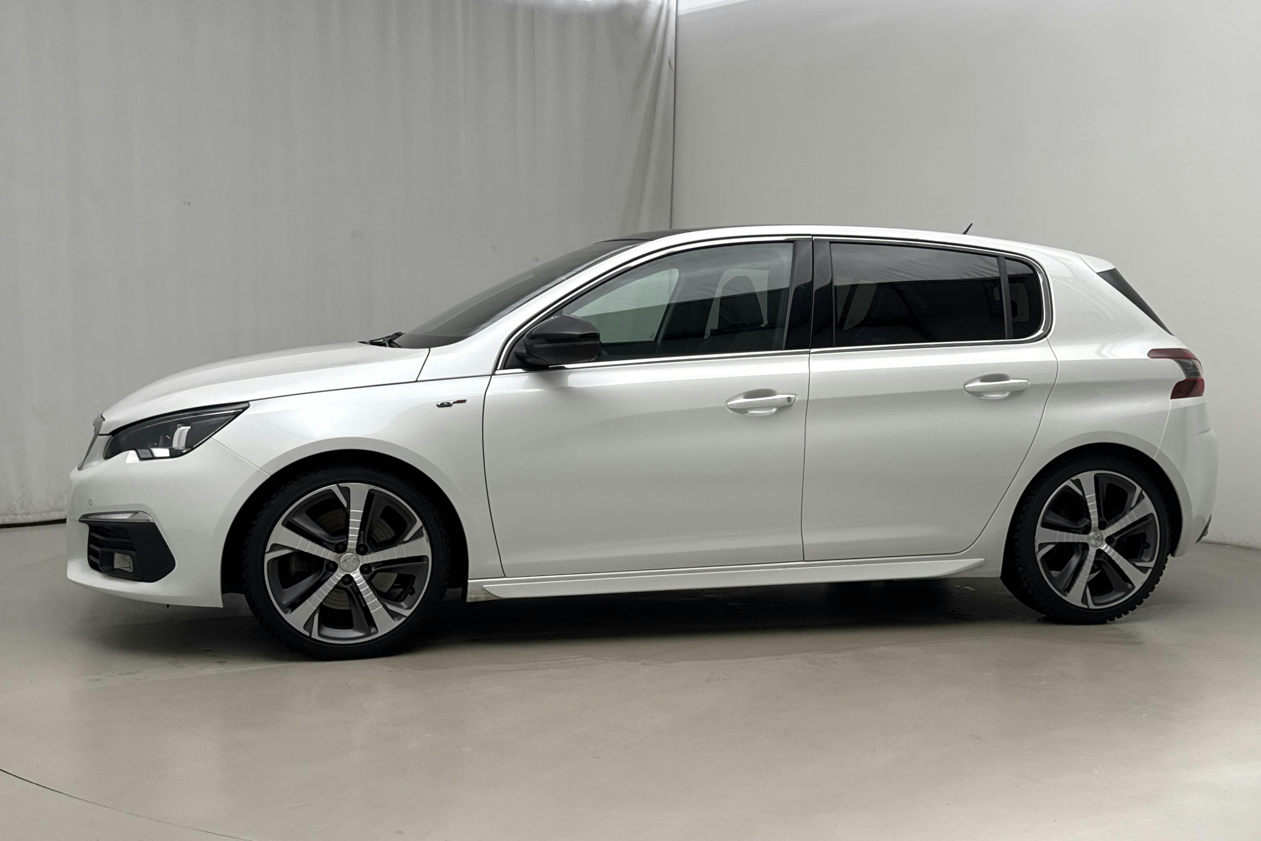 Presentationsfoto 2 av 24: Peugeot 308 SW BlueHDi (180hk) - 8 401 mil - Automat - vit - 2018