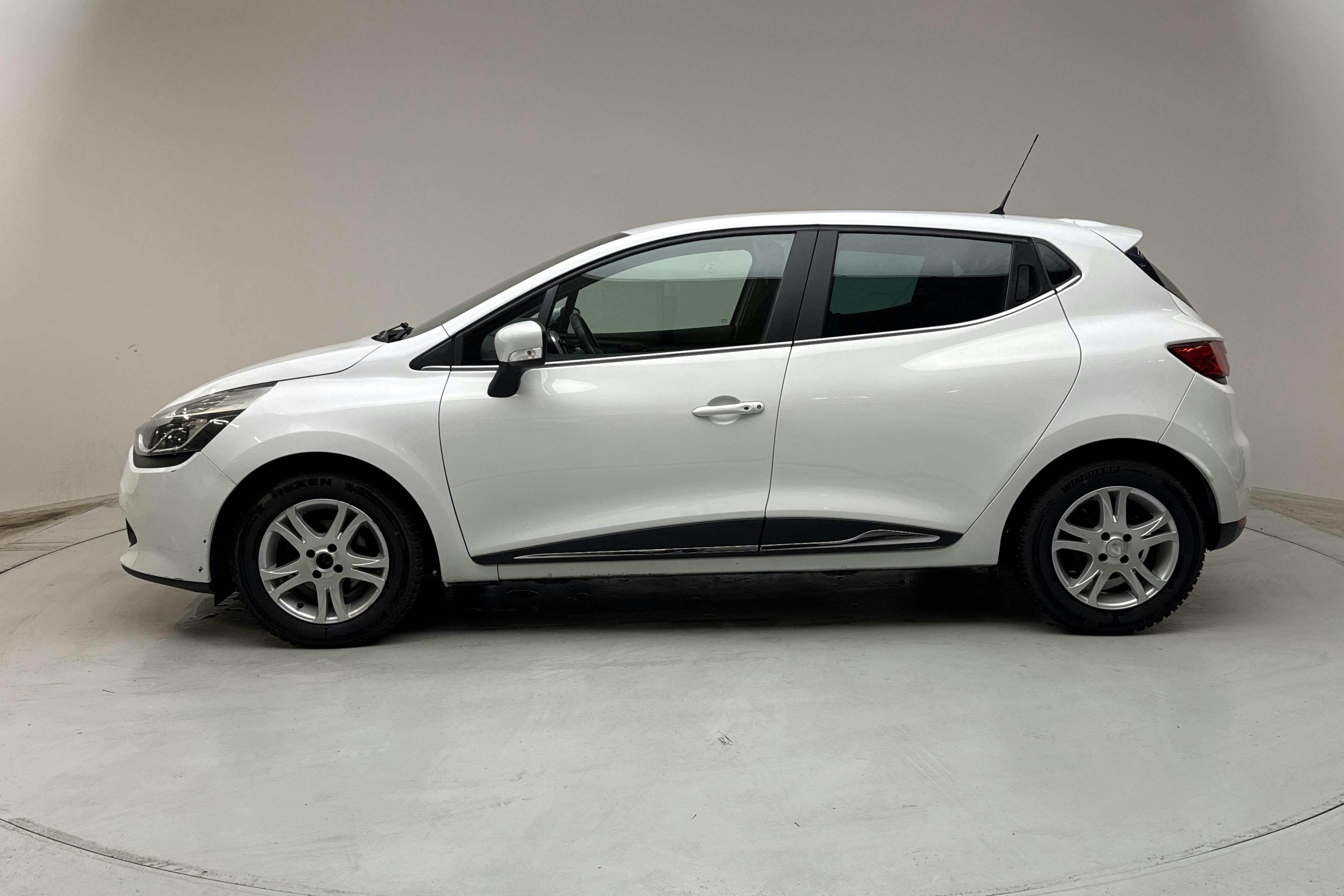 Presentationsfoto 2 av 13: Renault Clio IV 0.9 TCe 90 5dr (90hk) - 8 466 mil - Manuell - vit - 2016