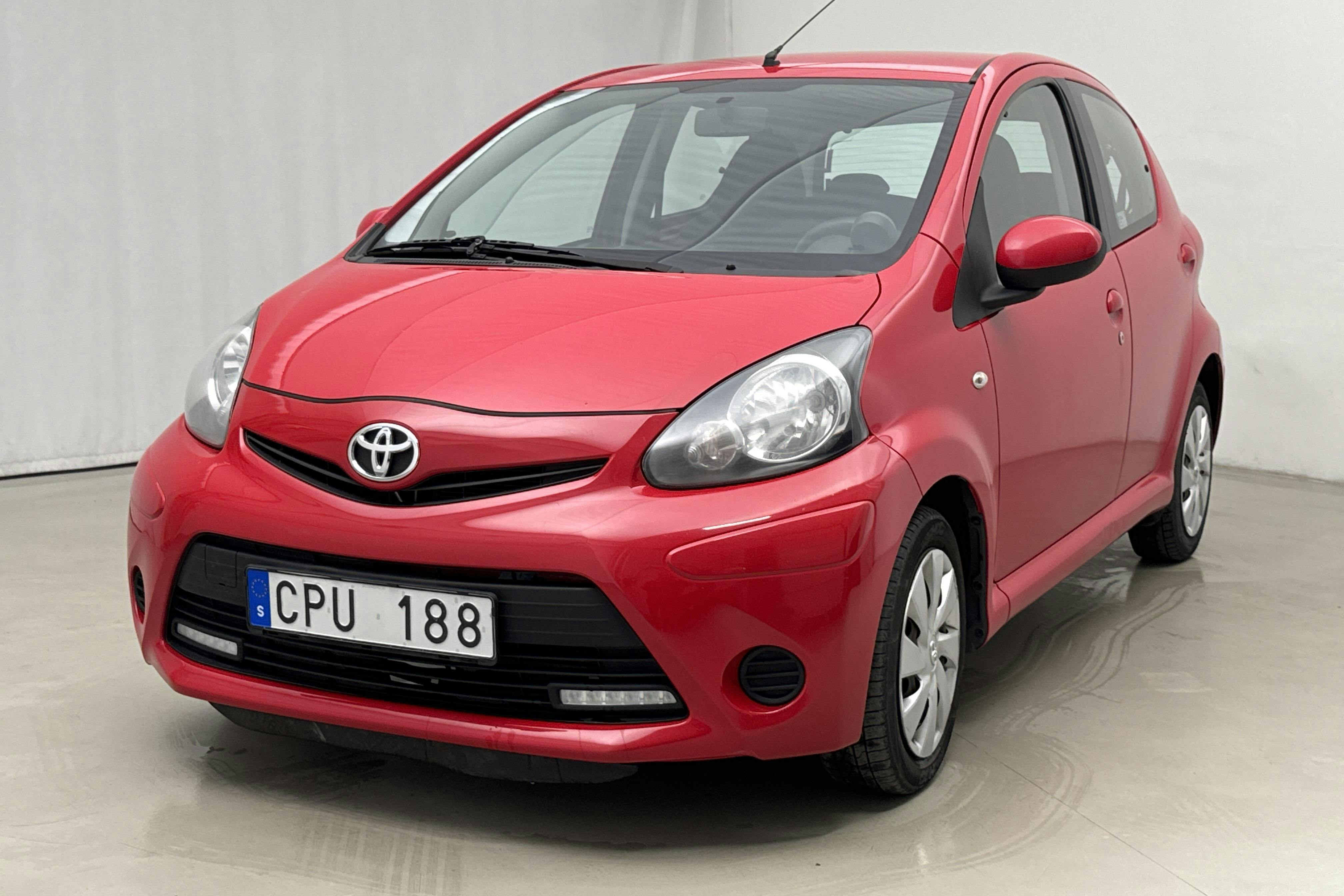 Presentation photo 1 of 14: Toyota Aygo 1.0 VVT-i 5dr (68hk) - 195 650 km - Manual - red - 2013