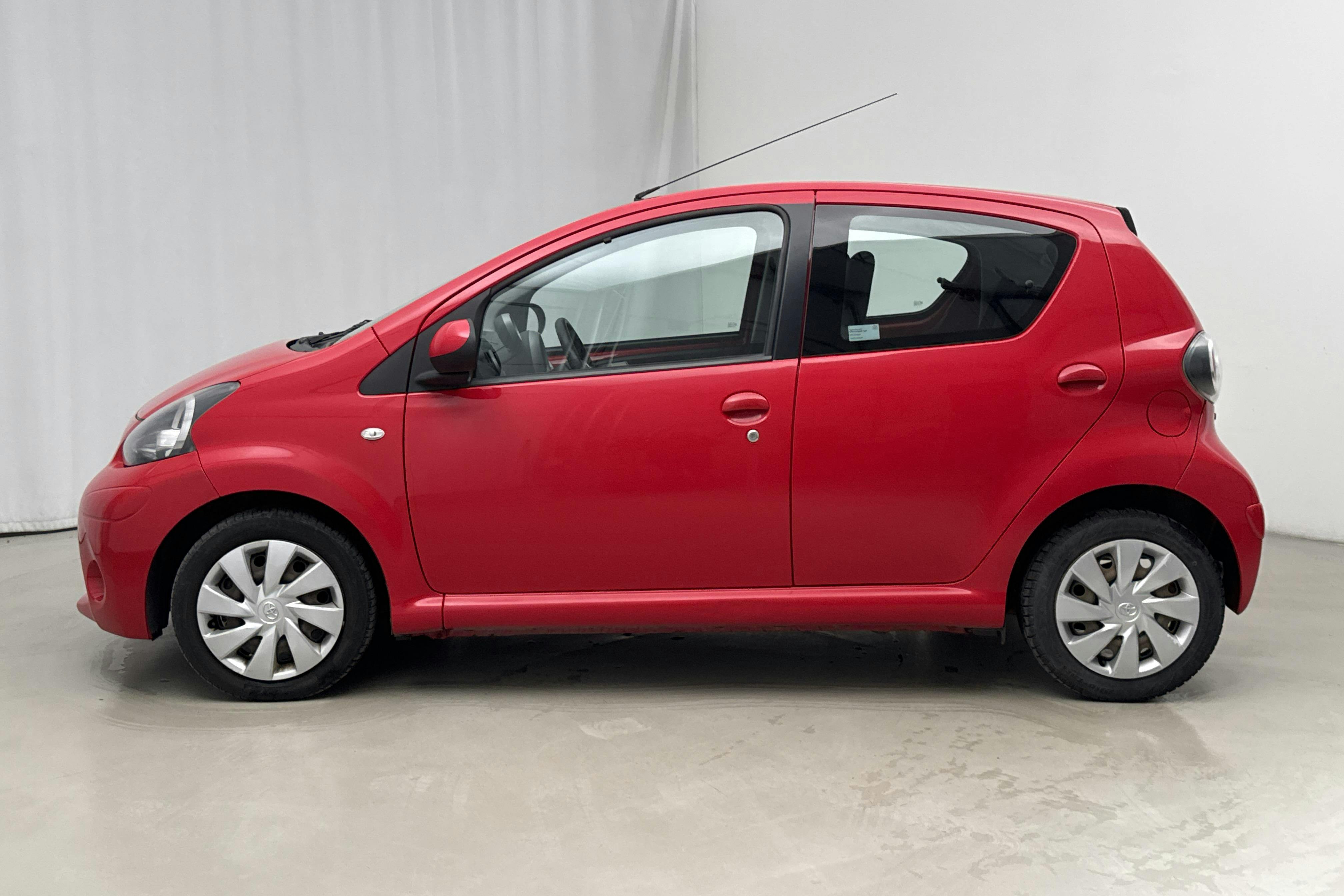 Presentation photo 2 of 14: Toyota Aygo 1.0 VVT-i 5dr (68hk) - 195 650 km - Manual - red - 2013