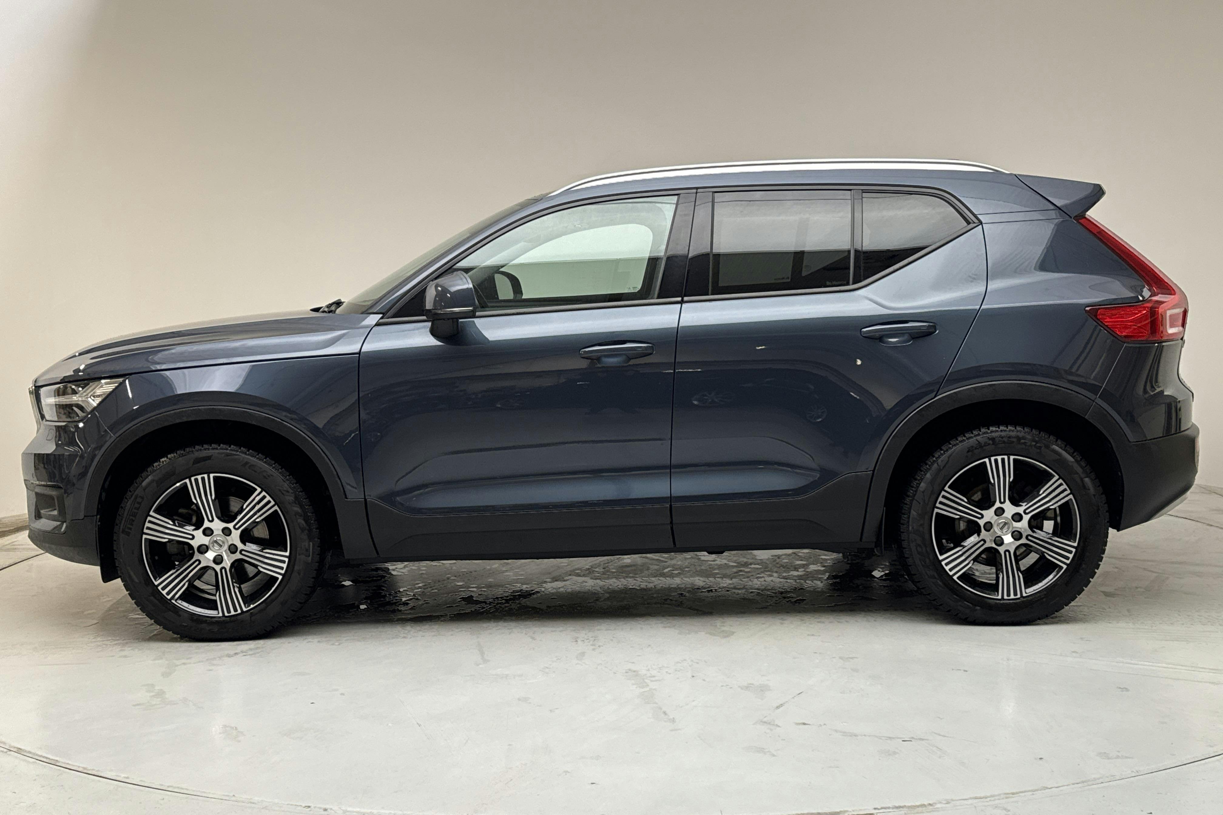 Presentationsfoto 2 av 17: Volvo XC40 B4 AWD (197hk) - 10 160 mil - Automat - Dark Blue - 2021