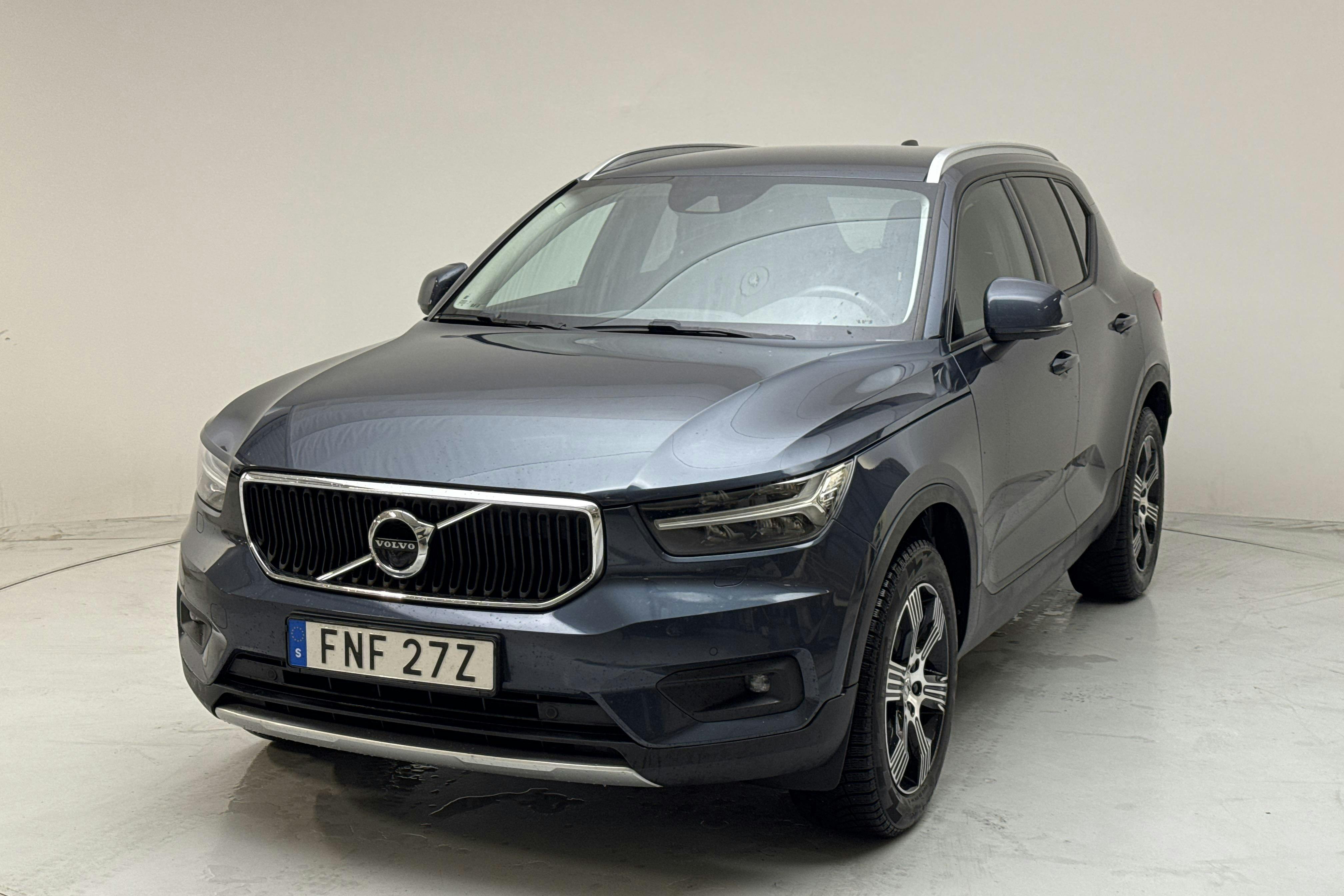 Presentationsfoto 1 av 17: Volvo XC40 B4 AWD (197hk) - 10 160 mil - Automat - Dark Blue - 2021