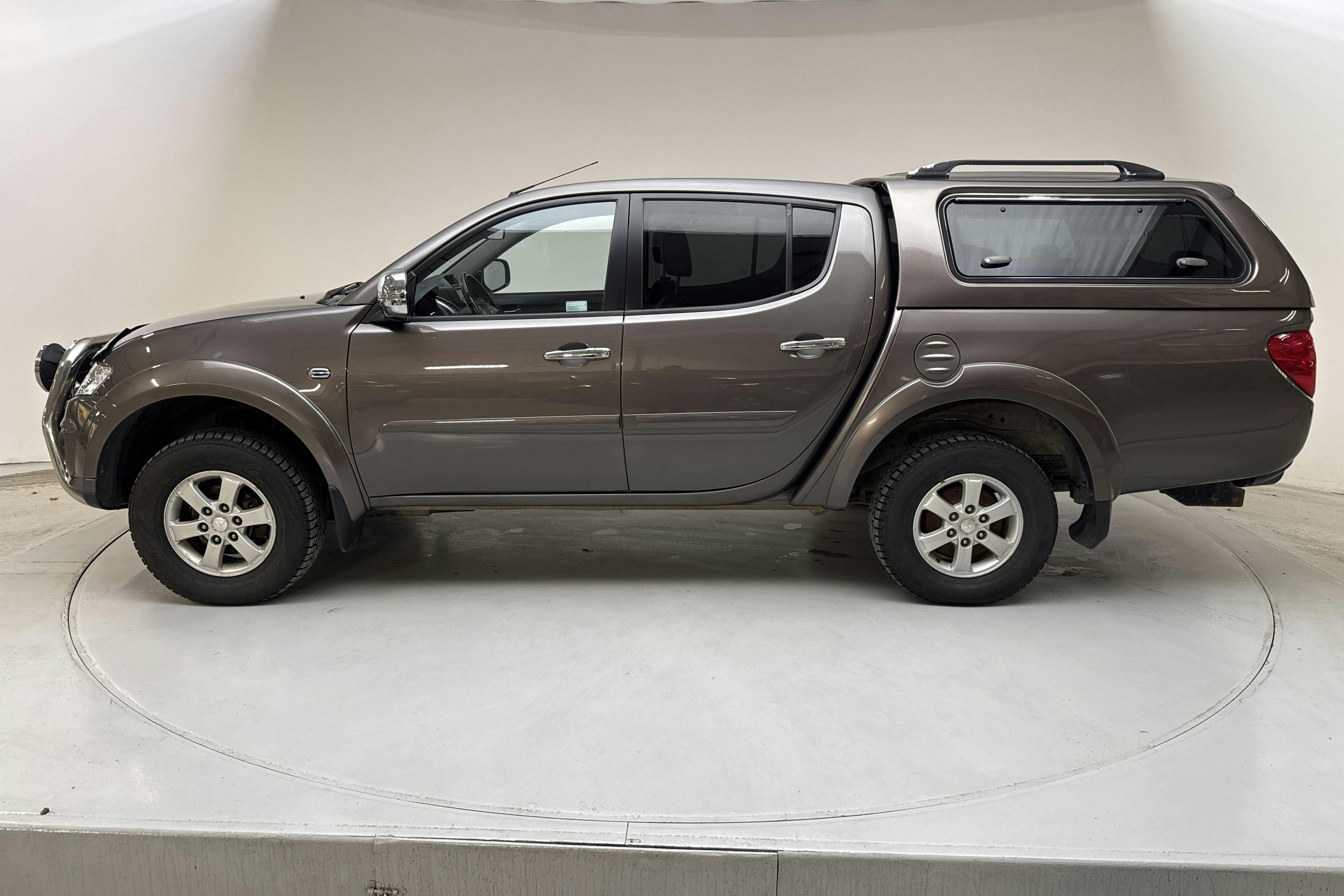 Presentationsfoto 2 av 16: Mitsubishi L200 2.5 DI-D (178hk) - 24 438 mil - Automat - brun - 2015