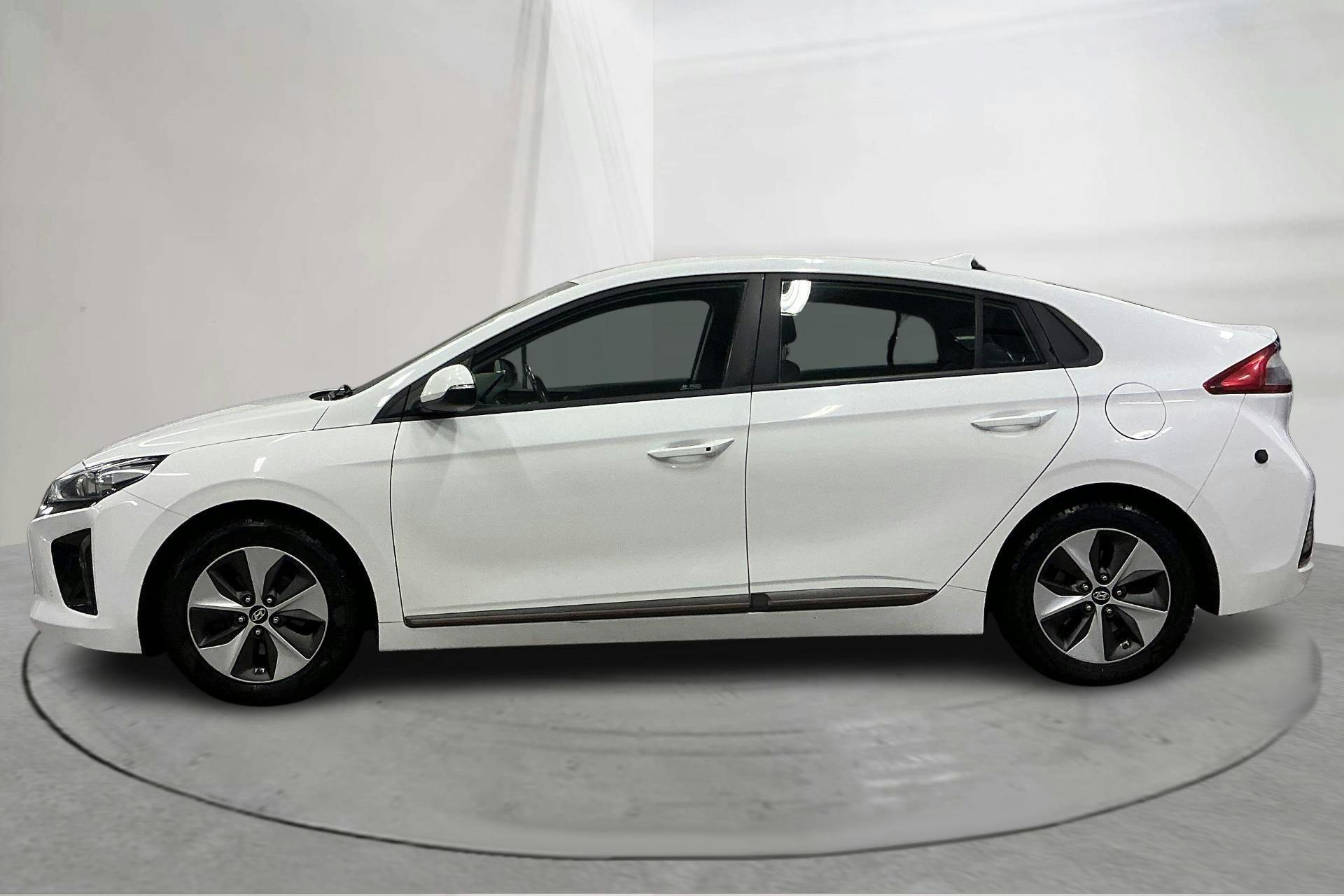 Presentationsfoto 2 av 19: Hyundai IONIQ Electric (120hk) - 12 014 mil - Automat - vit - 2019