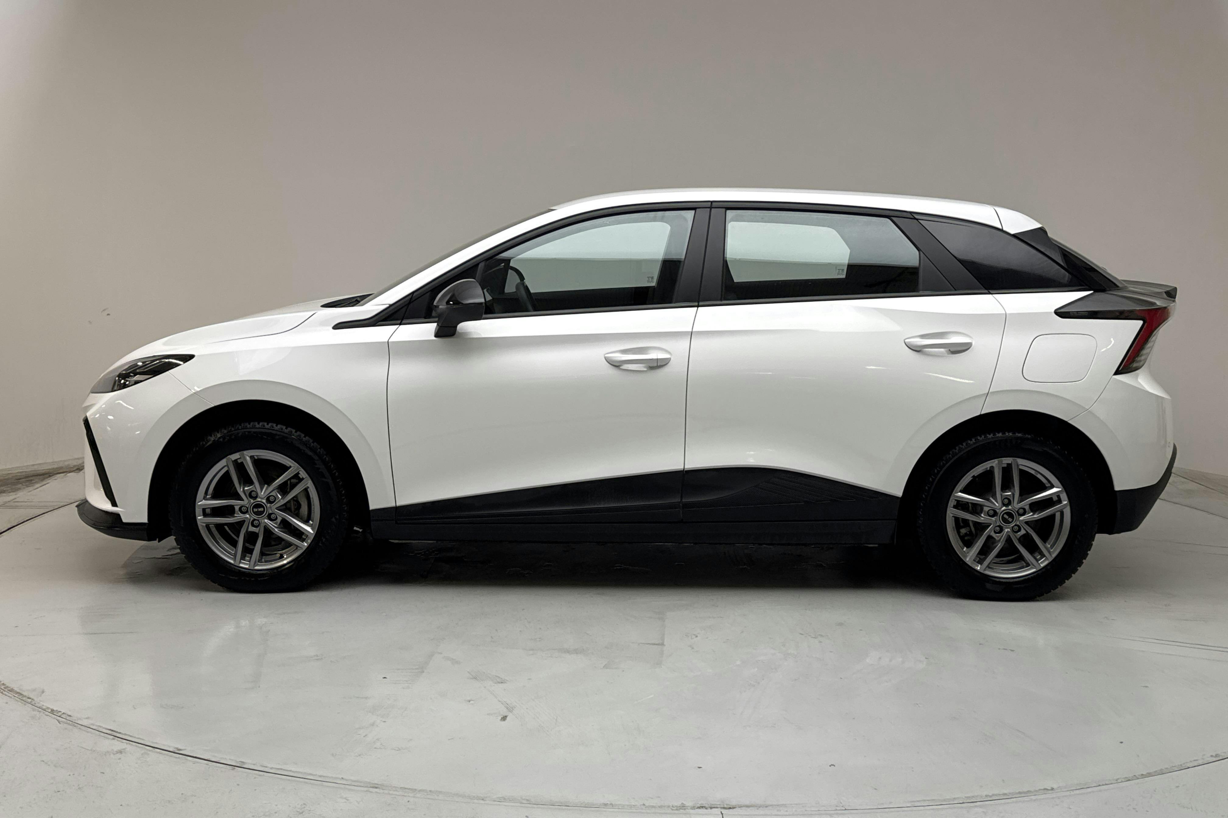 Presentationsfoto 2 av 18: MG MG4 51kWh (170hk) - 1 265 mil - Automat - vit - 2023