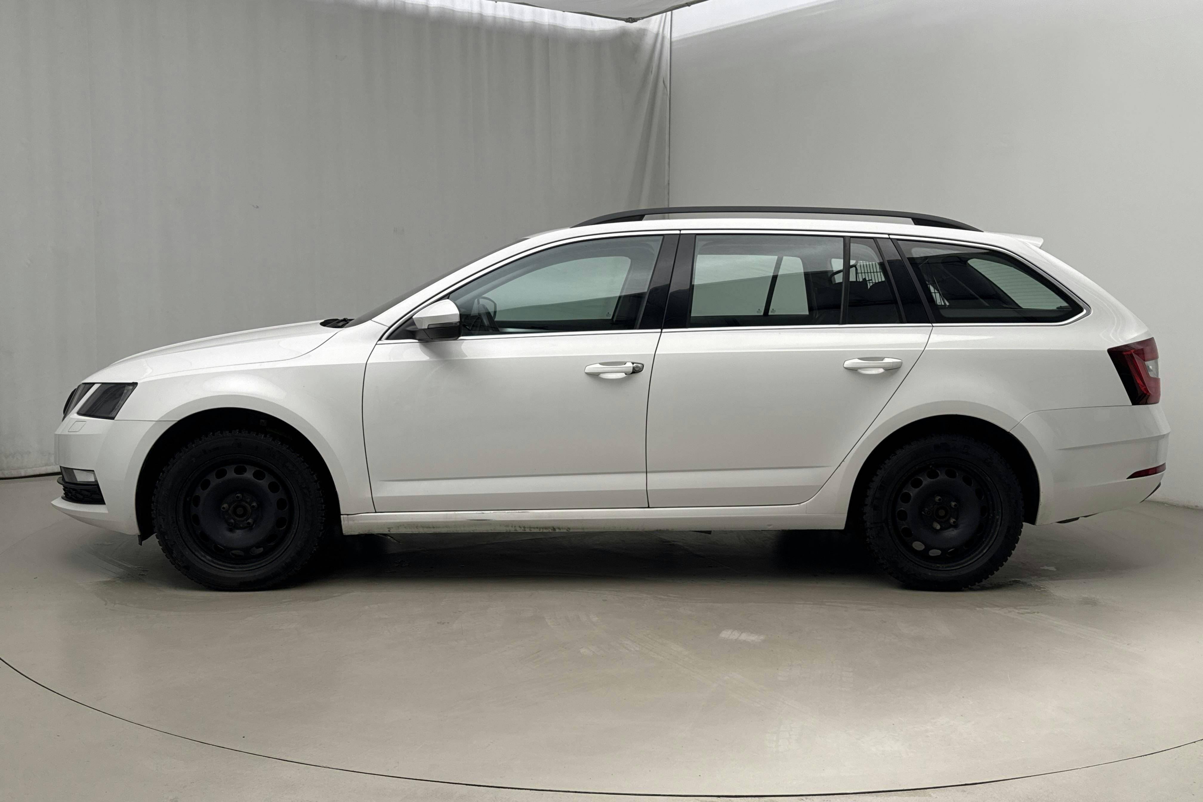 Presentationsfoto 2 av 17: Skoda Octavia III 2.0 TDI CR Combi 4x4 (150hk) - 15 491 mil - Manuell - vit - 2018