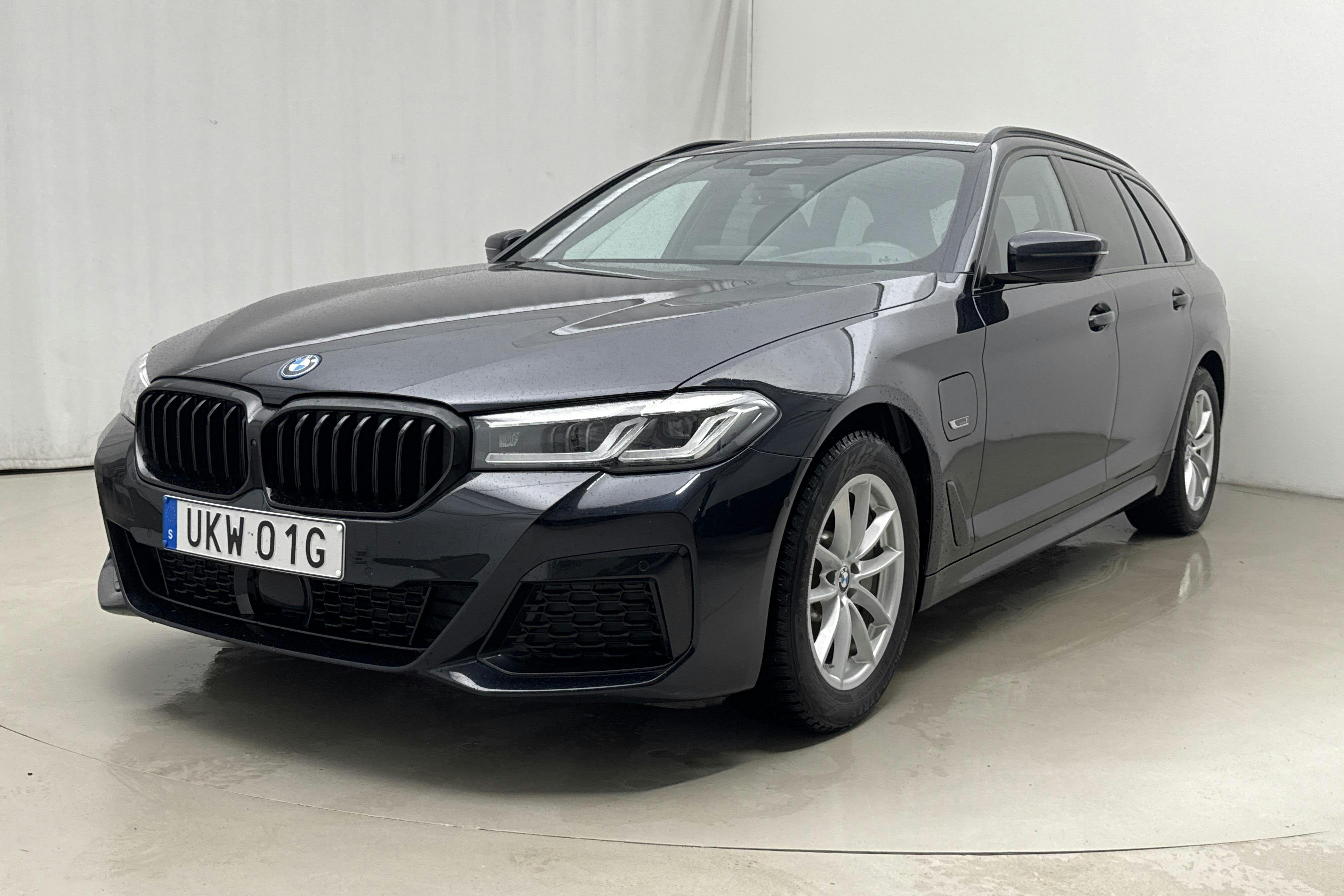 Presentationsfoto 1 av 24: BMW 530e xDrive Touring, G31 12kWh LCI (292hk) - 5 986 mil - Automat - svart - 2023