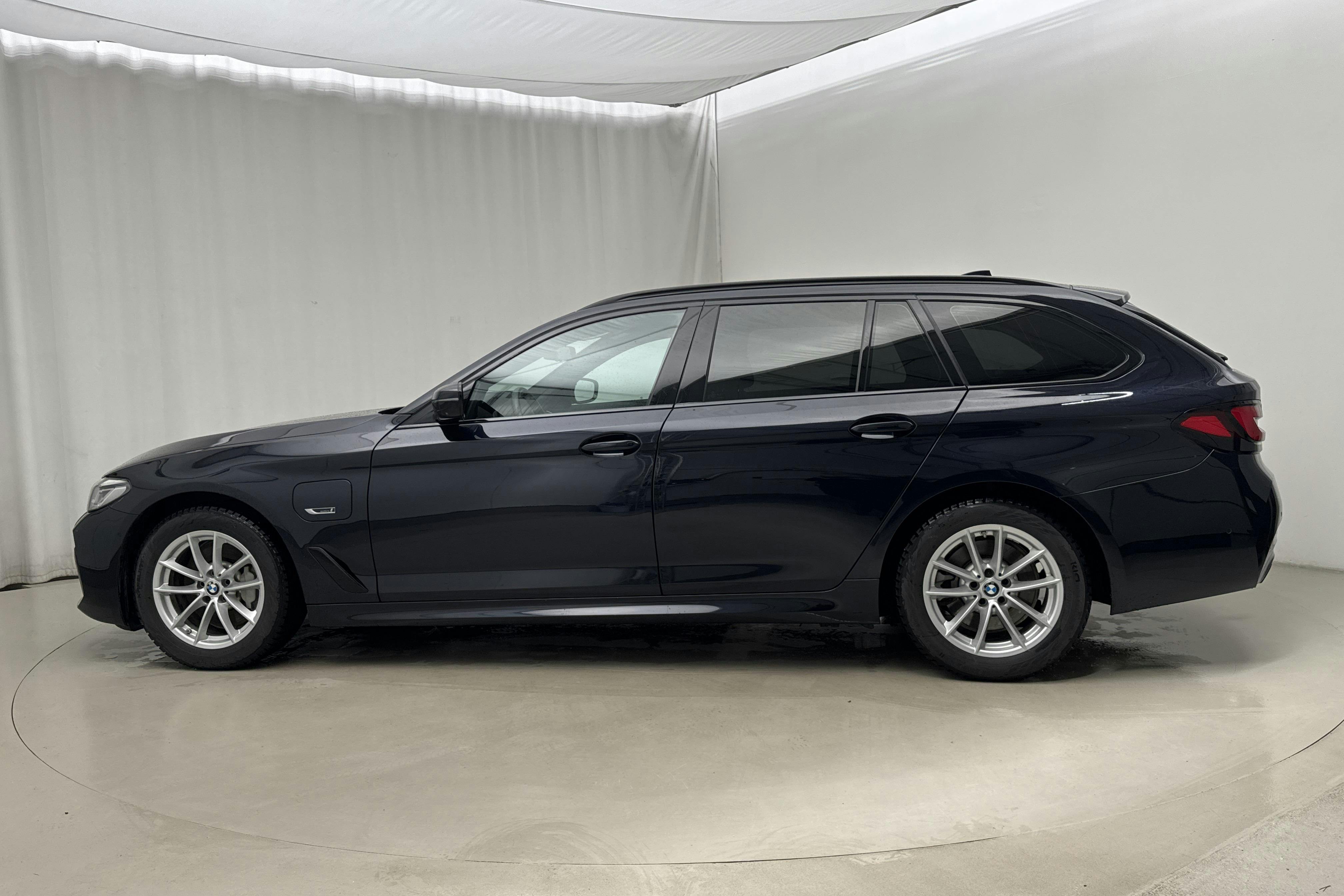 Presentationsfoto 2 av 24: BMW 530e xDrive Touring, G31 12kWh LCI (292hk) - 5 986 mil - Automat - svart - 2023