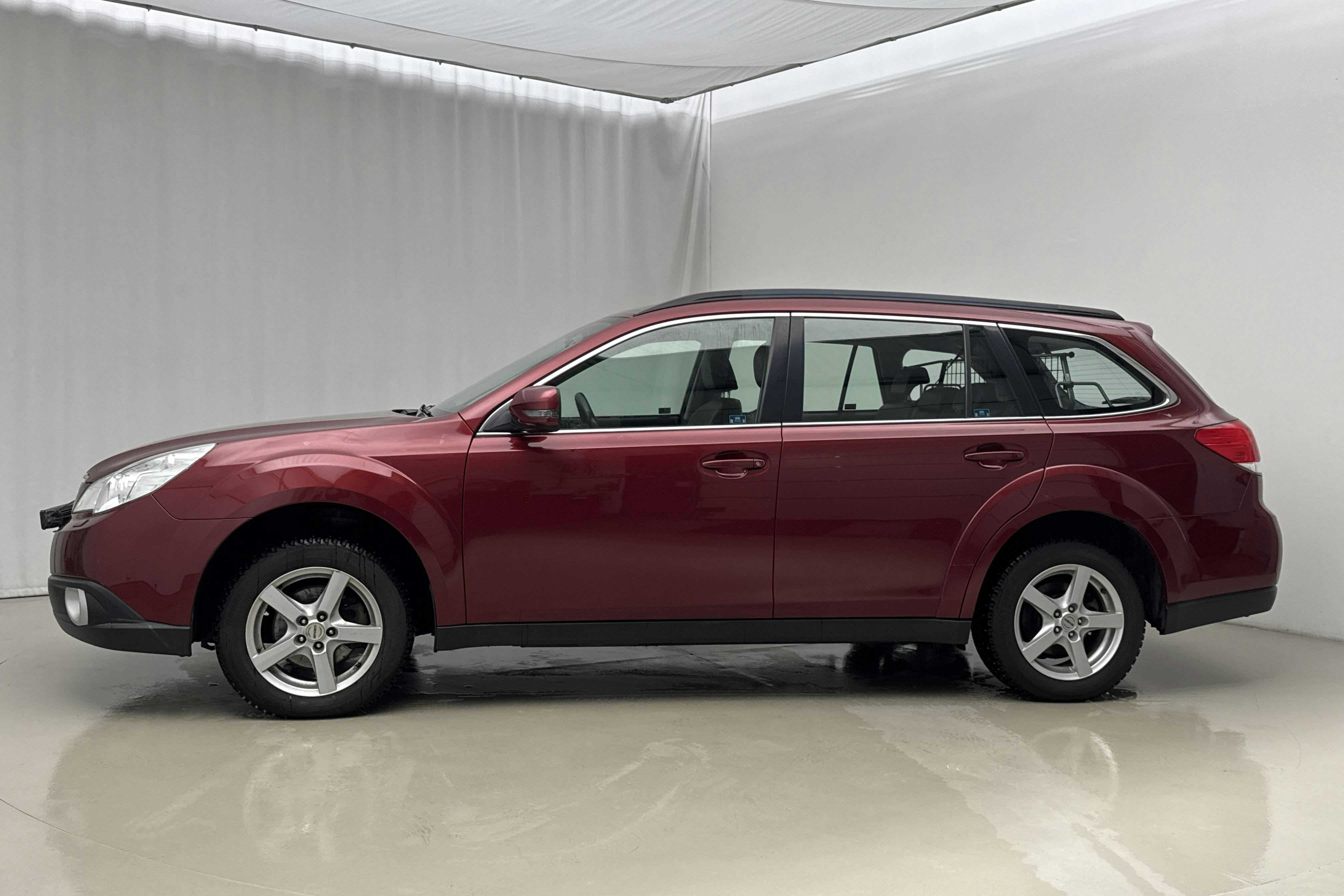 Presentationsfoto 2 av 23: Subaru Outback 2.5 (167hk) - 16 352 mil - Automat - röd - 2011