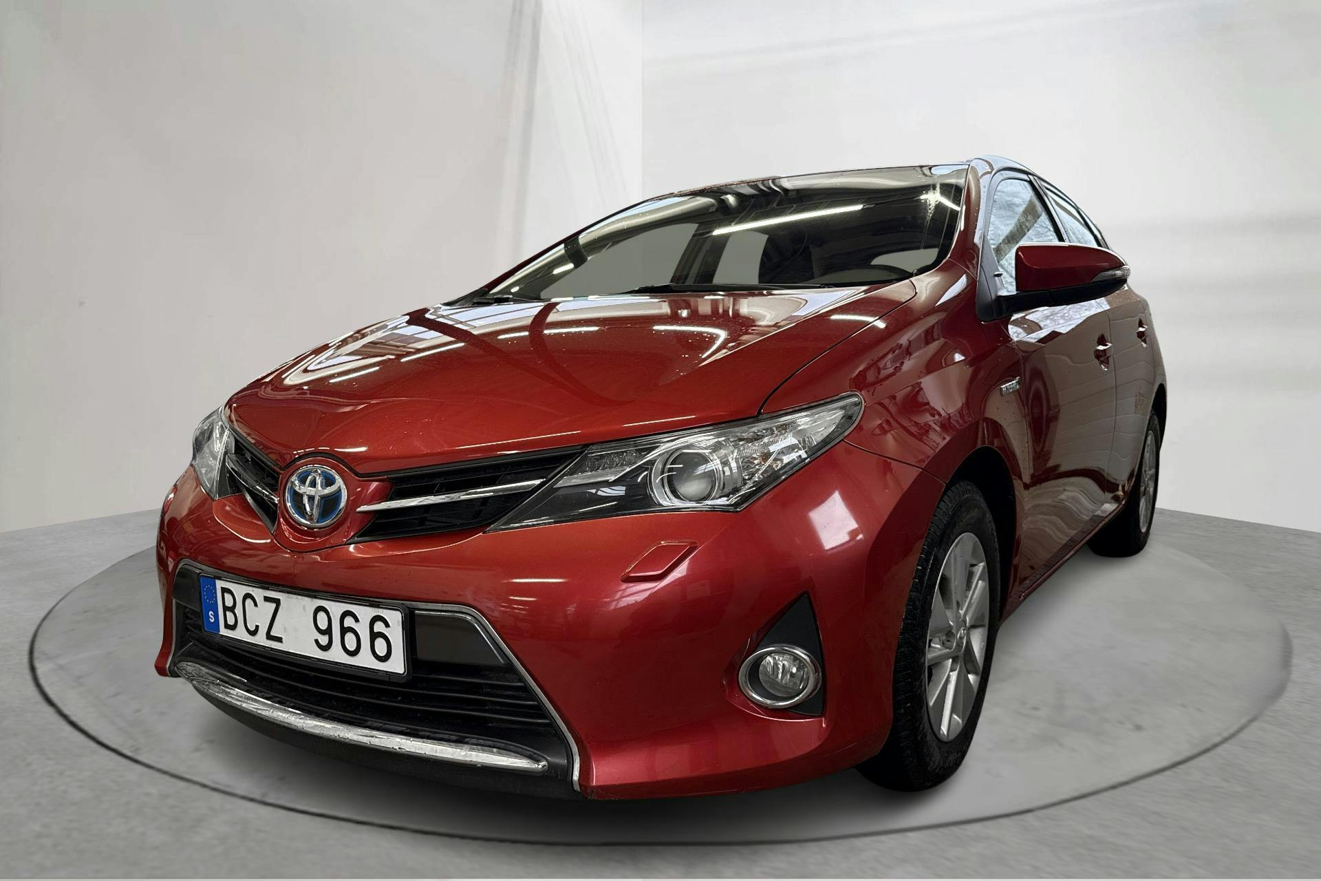 Toyota Auris 1.8 HSD 5dr (99hk) - 8 742 mil - Automat - Dark Red - 2013