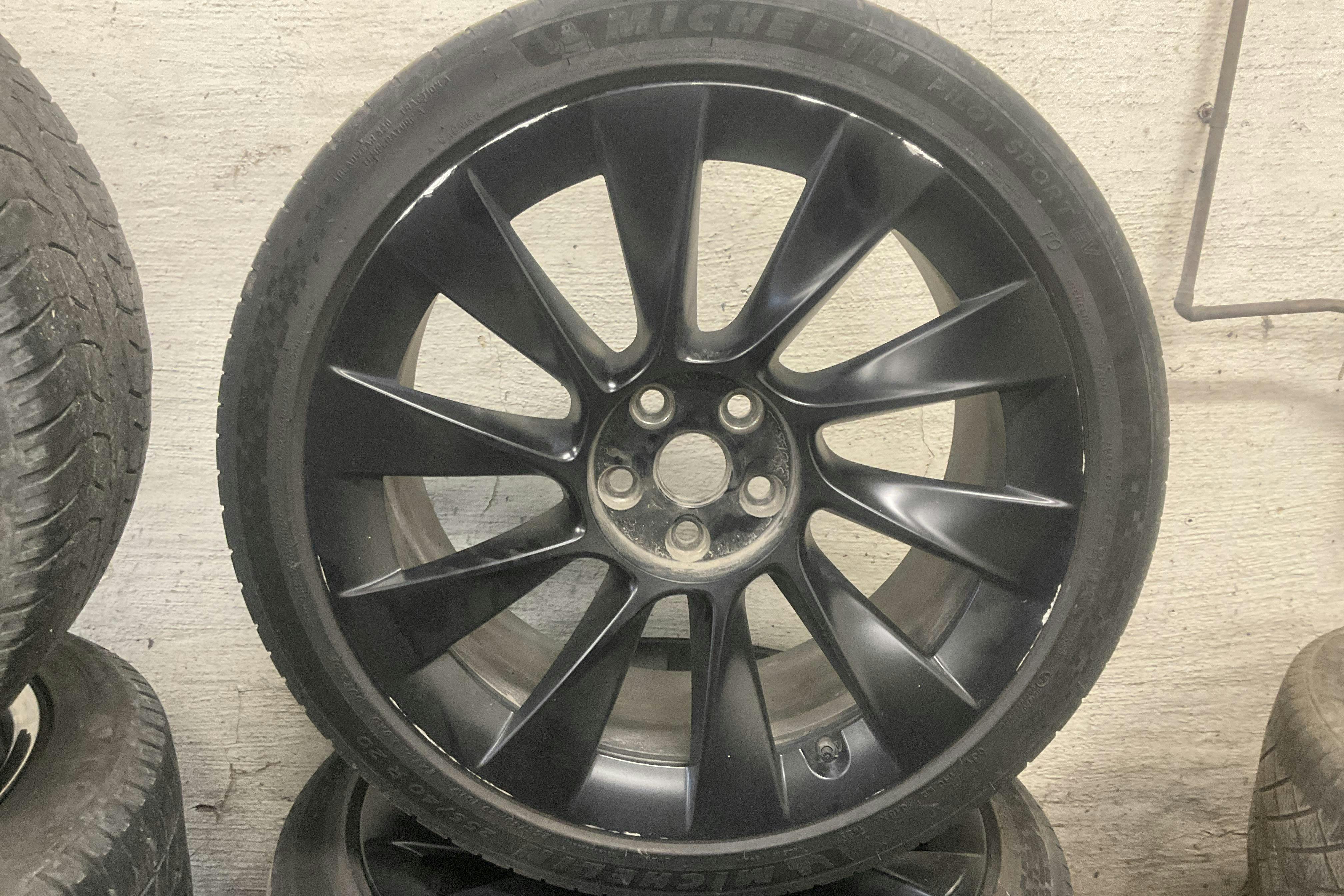 Presentationsfoto 17 av 17: Tesla Model Y Long Range Dual Motor AWD - 11 848 mil - Automat - vit - 2023