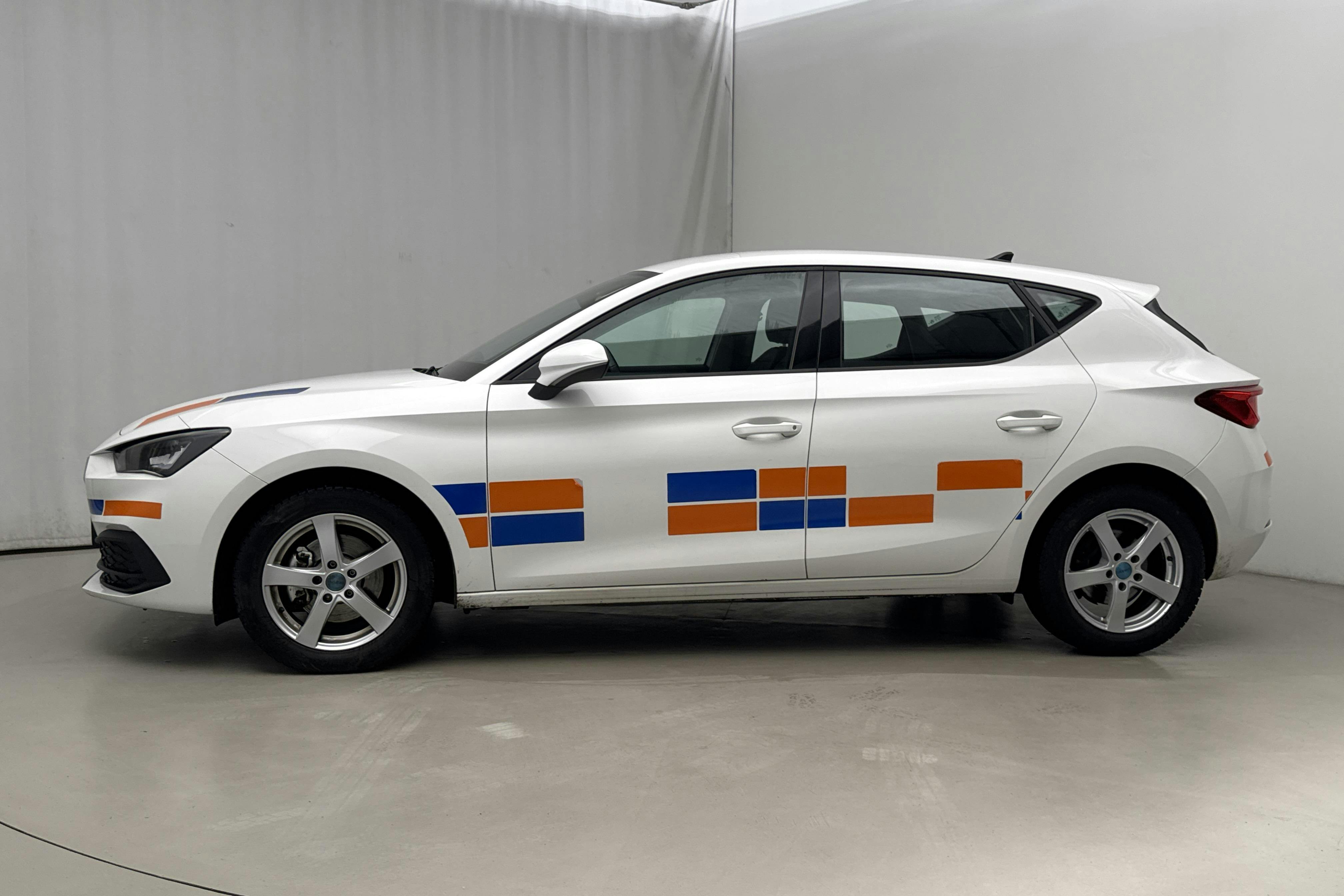 Presentationsfoto 2 av 17: Seat Leon 1.5 TGI 5dr (130hk) - 10 013 mil - Automat - vit - 2023