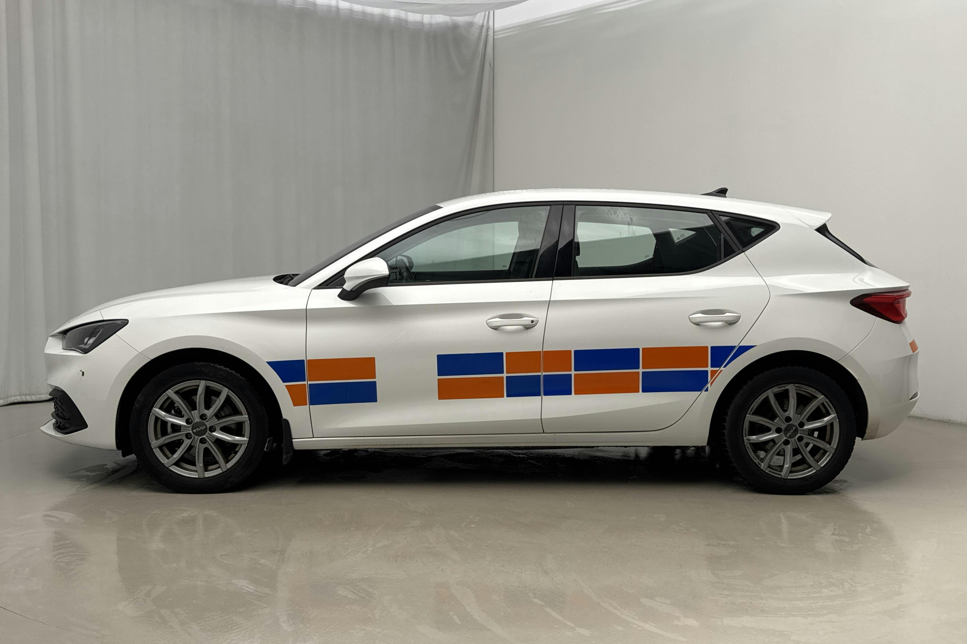 Presentationsfoto 2 av 17: Seat Leon 1.5 TGI 5dr (130hk) - 8 982 mil - Automat - vit - 2023