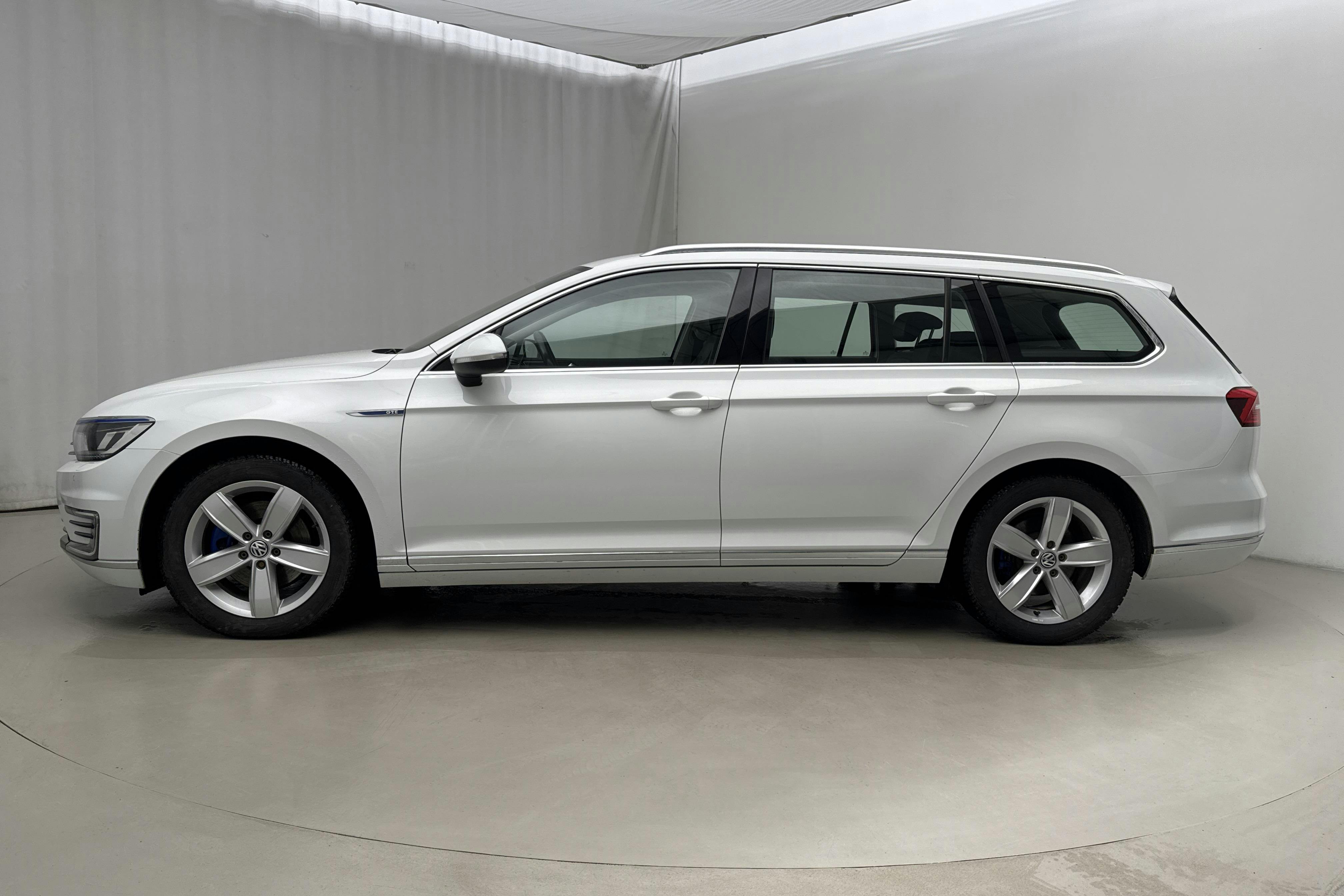Presentationsfoto 2 av 23: VW Passat 1.4 Plug-in-Hybrid Sportscombi (218hk) - 14 665 mil - Automat - vit - 2017