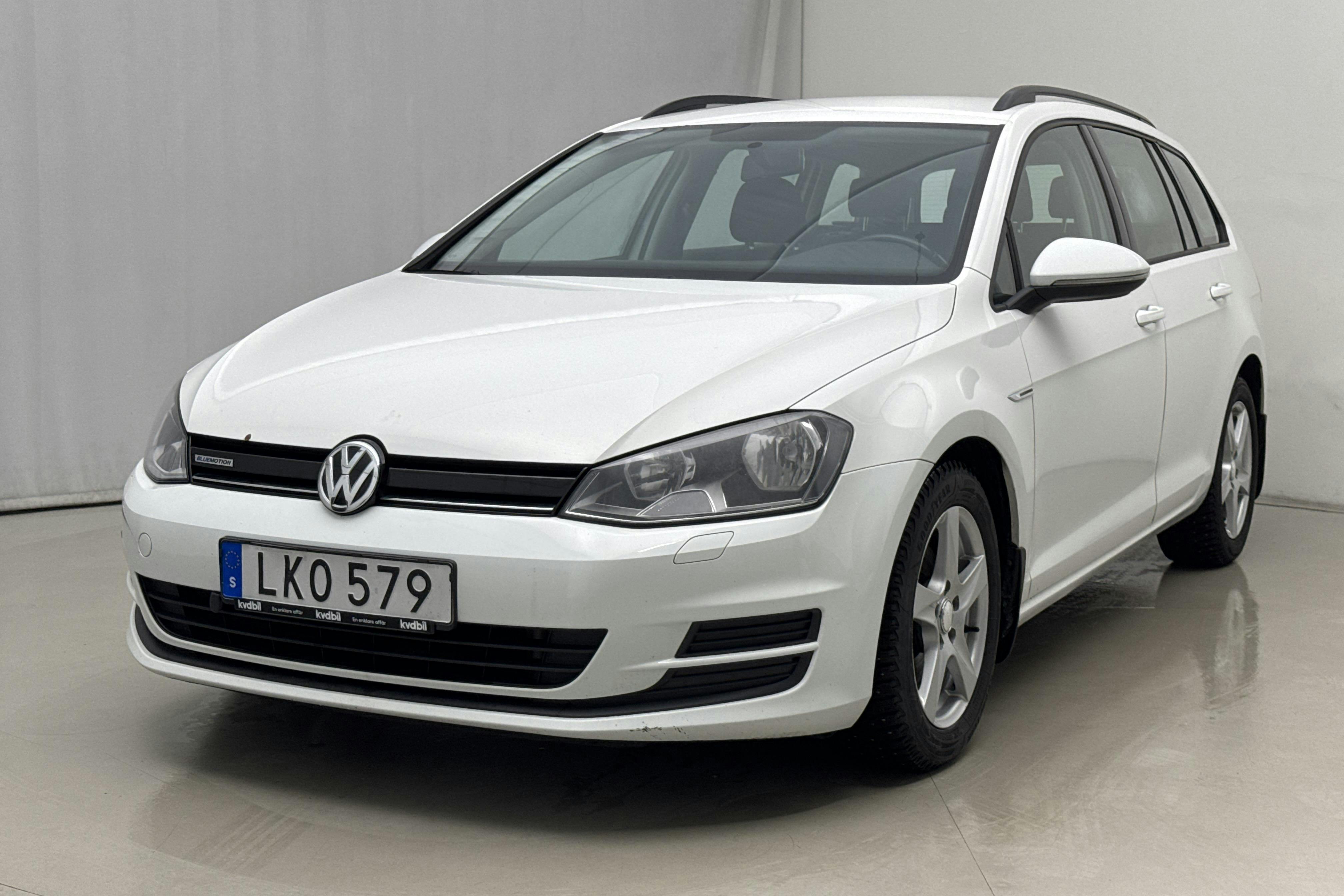 Presentationsfoto 1 av 16: VW Golf VII 1.6 TDI BlueMotion Sportscombi (110hk) - 17 216 mil - Manuell - vit - 2014