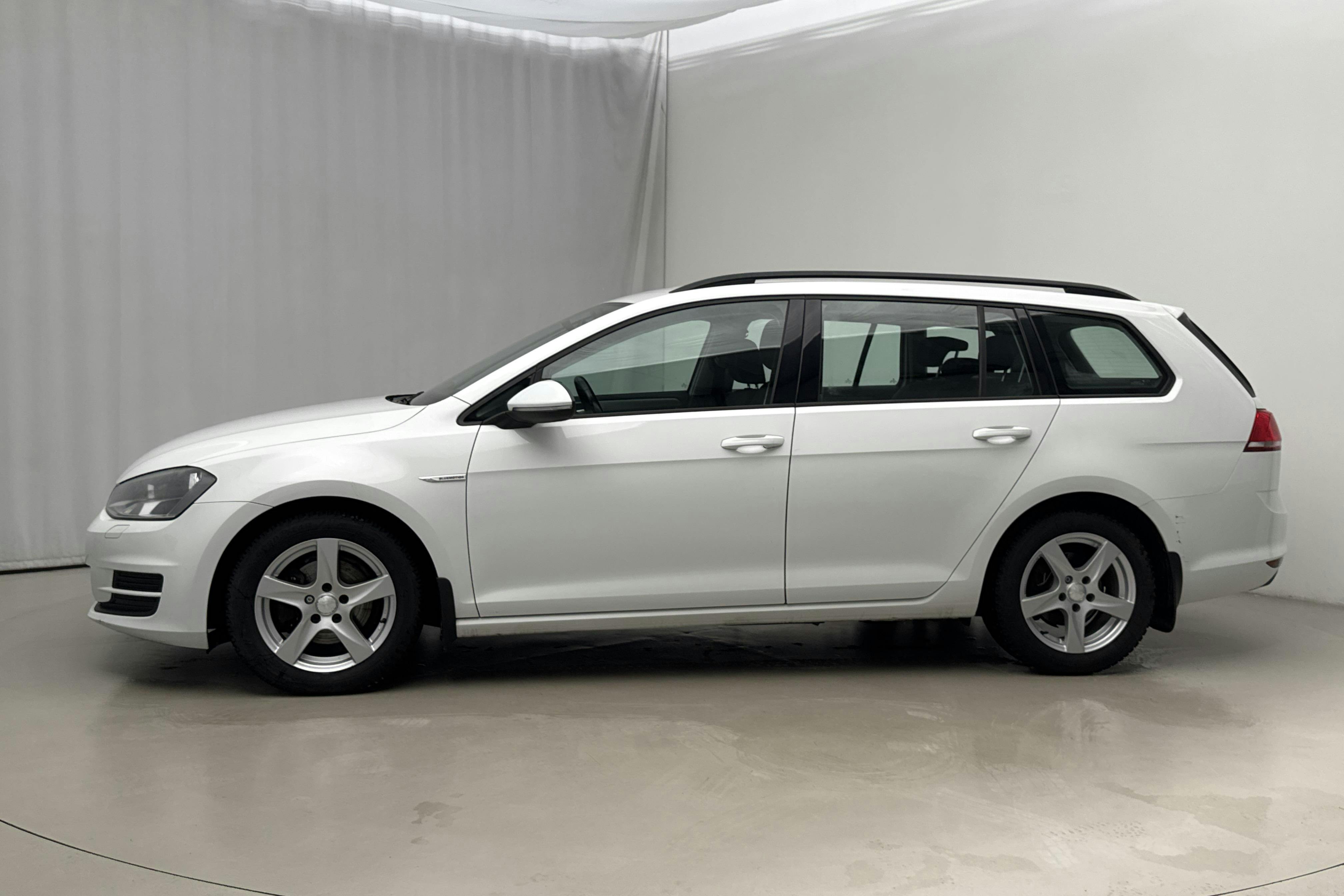 Presentationsfoto 2 av 16: VW Golf VII 1.6 TDI BlueMotion Sportscombi (110hk) - 17 216 mil - Manuell - vit - 2014