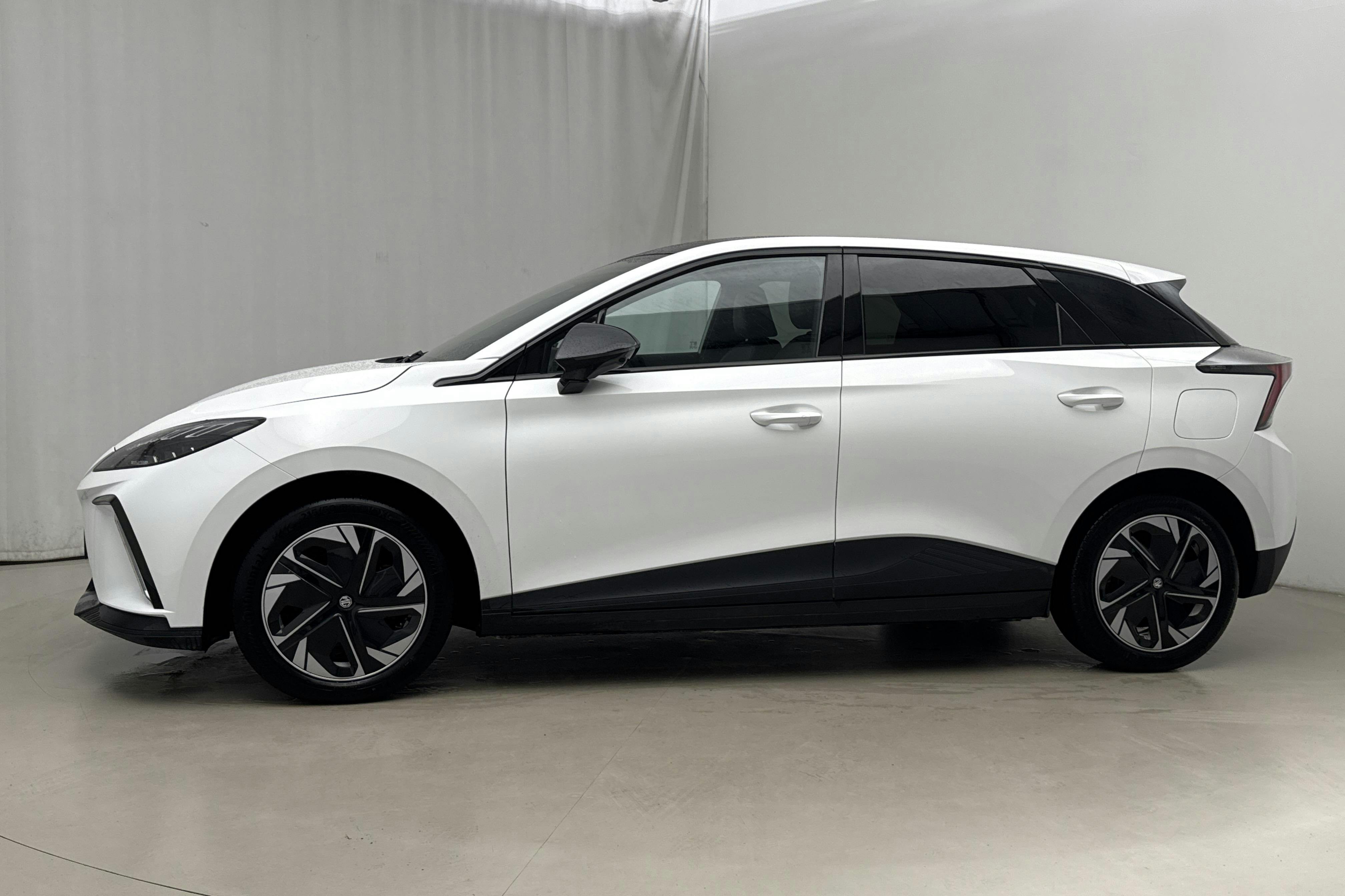 Presentationsfoto 2 av 21: MG 4 64kWh (204hk) - 3 780 mil - Automat - vit - 2023