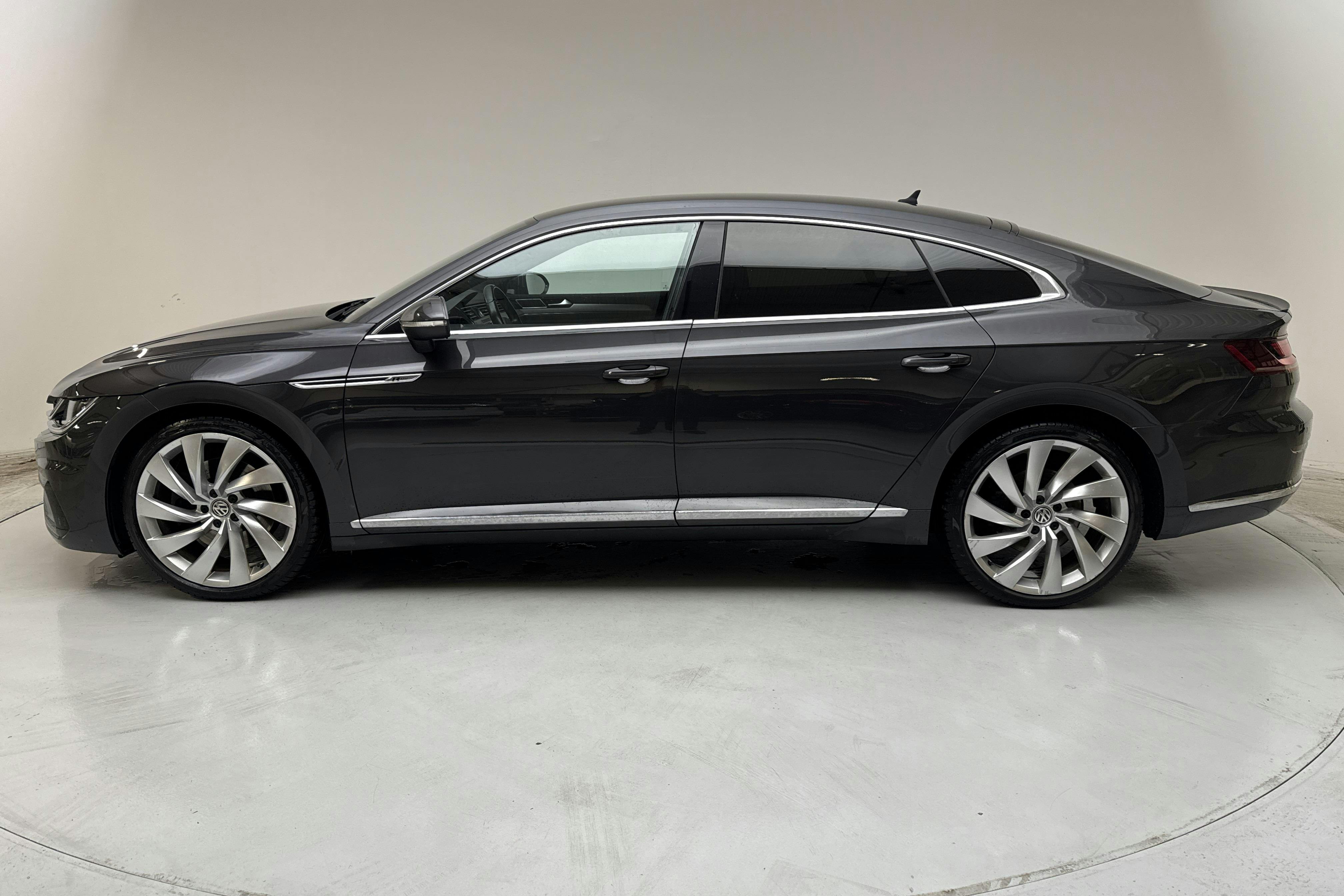 Presentationsfoto 2 av 18: VW Arteon 2.0 TDI 4MOTION (240hk) - 15 846 mil - Automat - Dark Grey - 2018