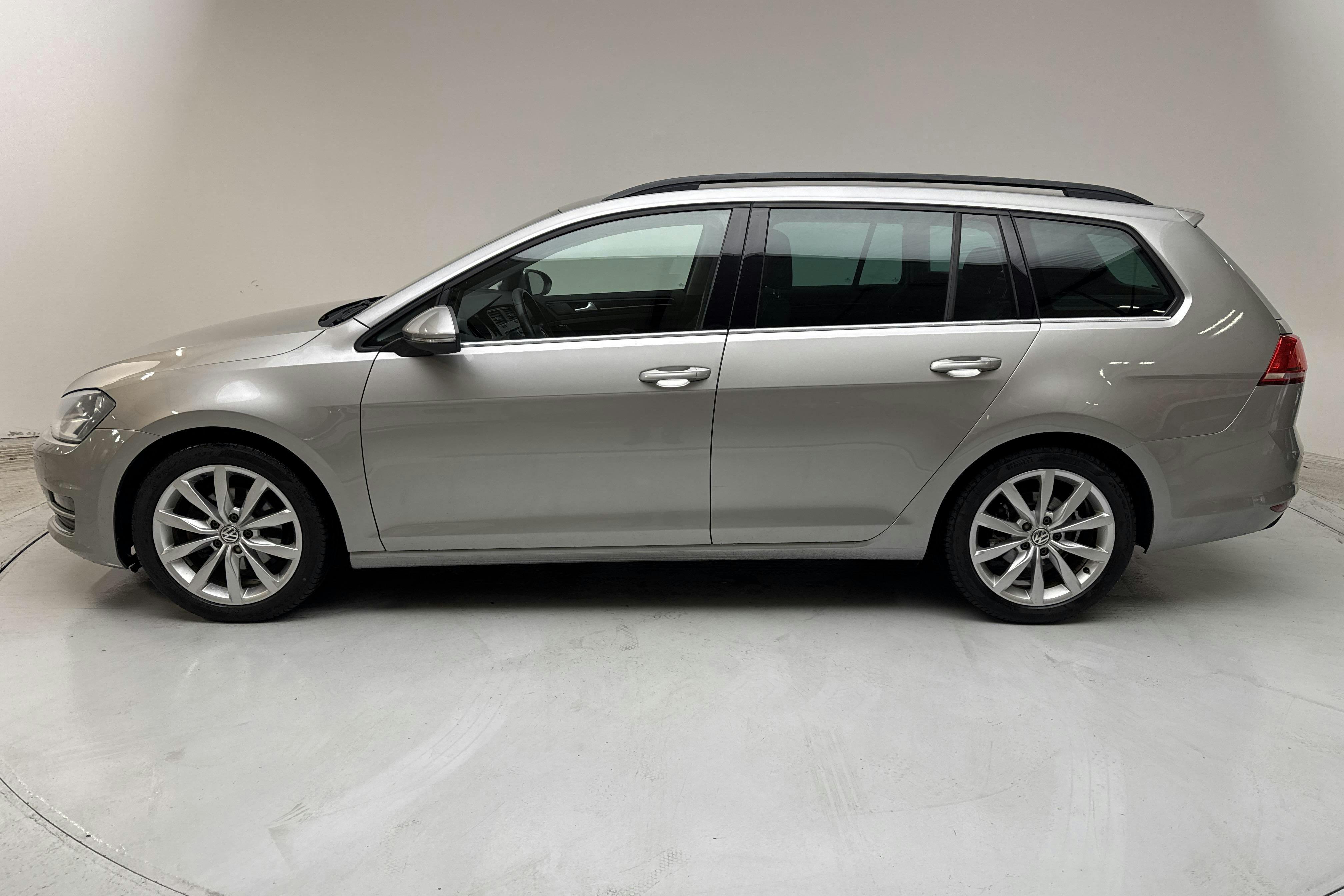 Presentationsfoto 2 av 14: VW Golf VII 1.4 TSI Sportscombi (140hk) - 12 602 mil - Manuell - silver - 2014