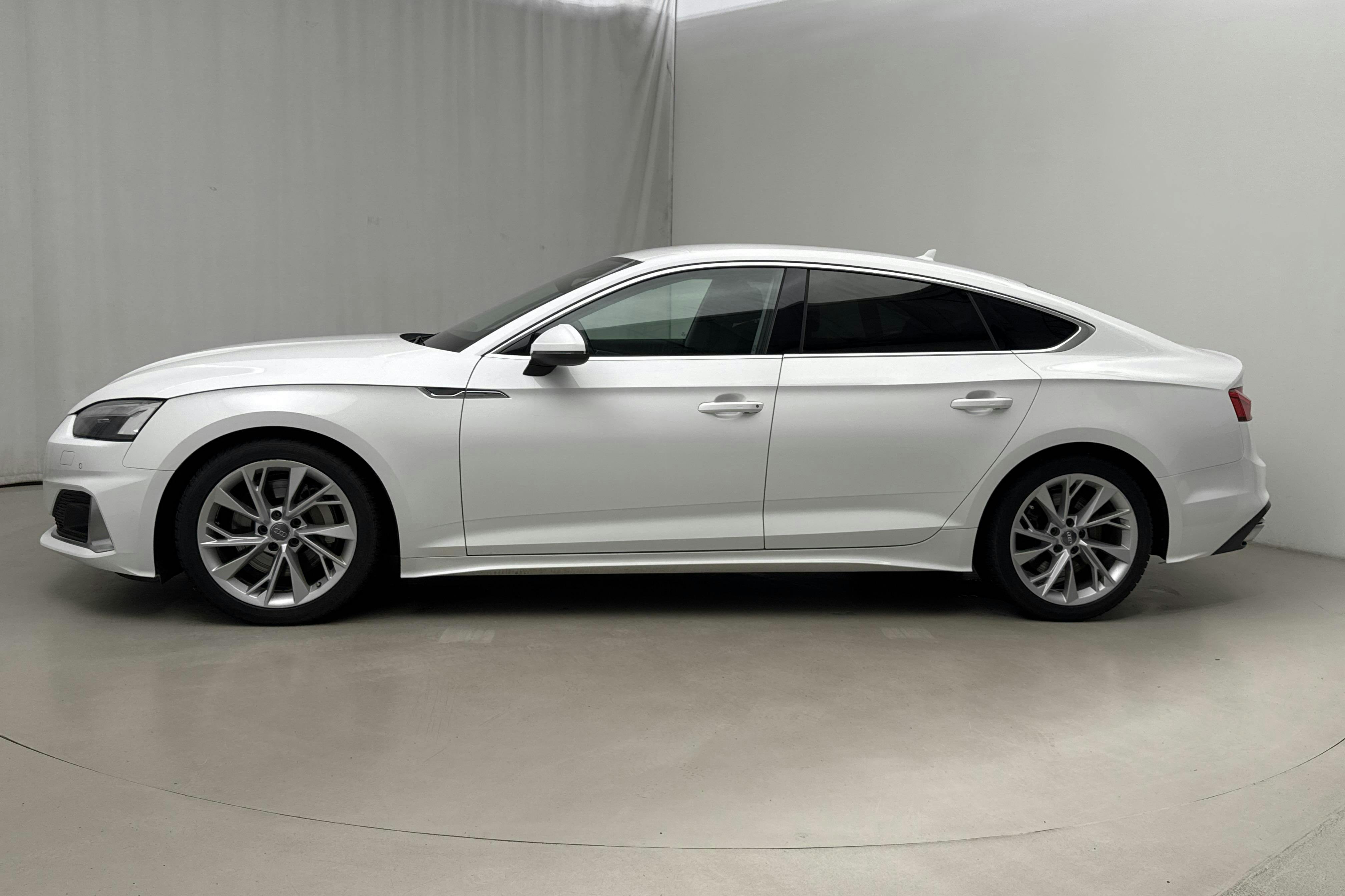 Presentationsfoto 2 av 21: Audi A5 Sportback 45 TFSI quattro (245hk) - 22 371 mil - Automat - vit - 2020