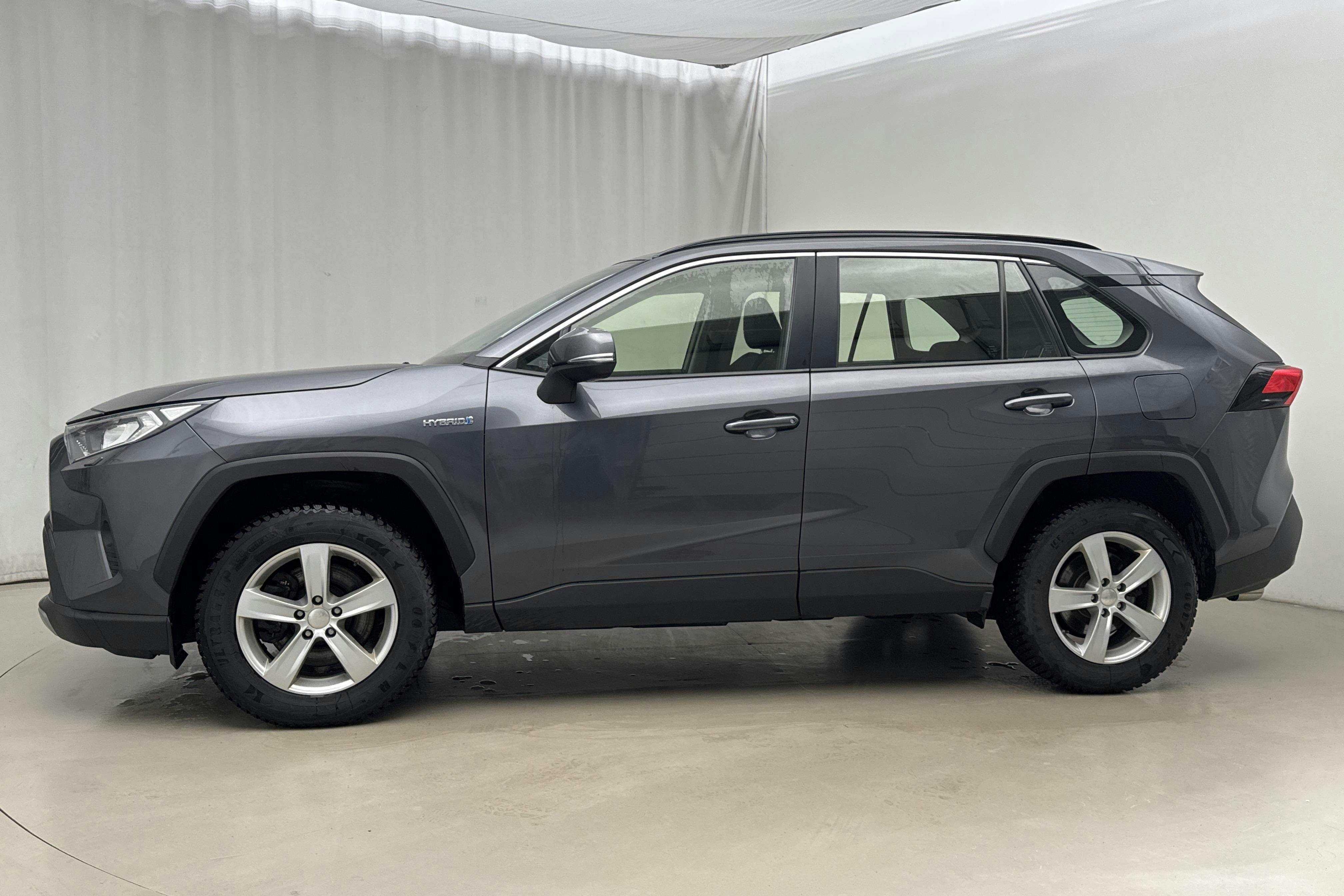Presentationsfoto 2 av 18: Toyota RAV4 2.5 HSD AWD (222hk) - 11 176 mil - Automat - Dark Grey - 2020