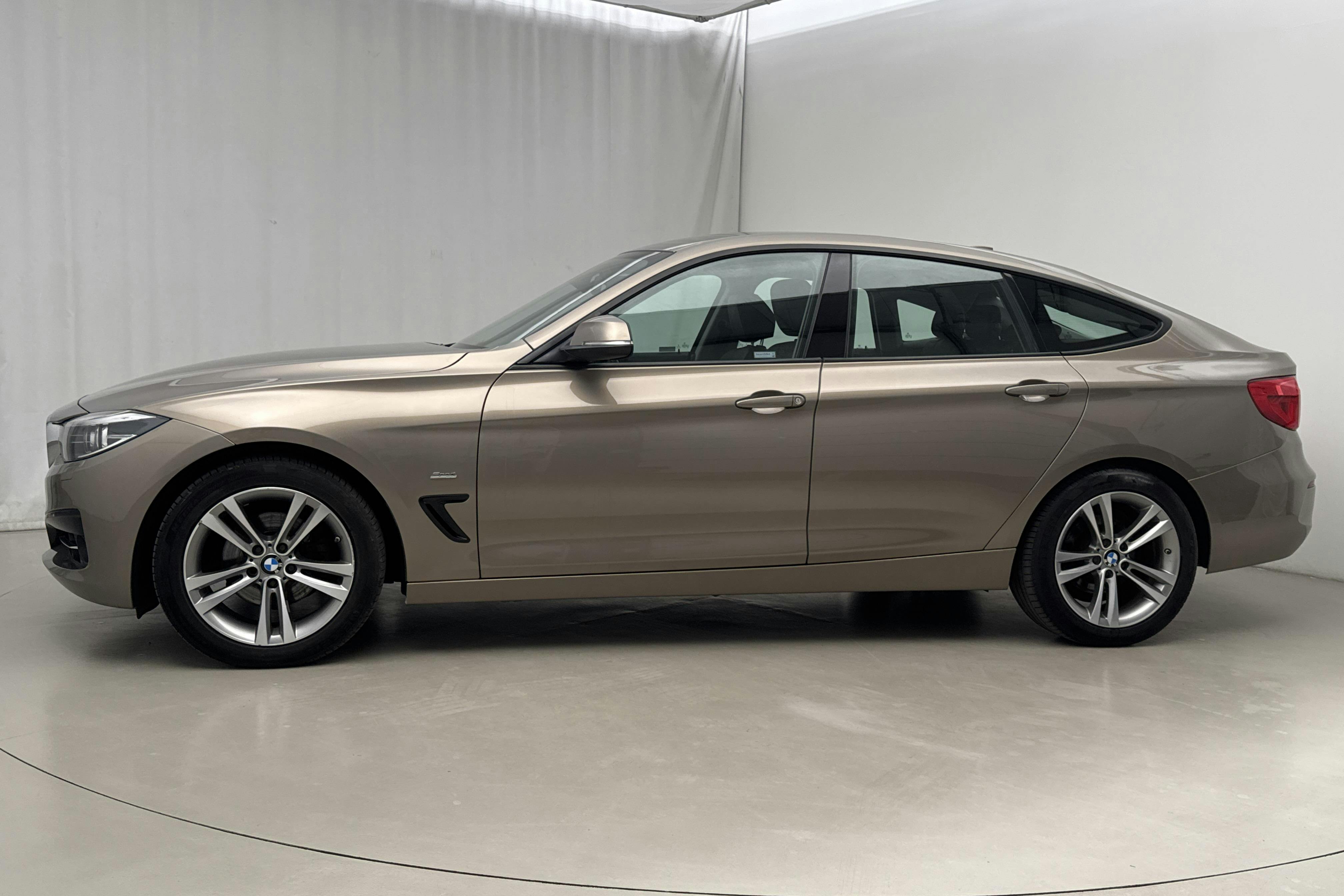 Presentationsfoto 2 av 20: BMW 320d GT xDrive, F34 (190hk) - 14 859 mil - Automat - Light Brown - 2017