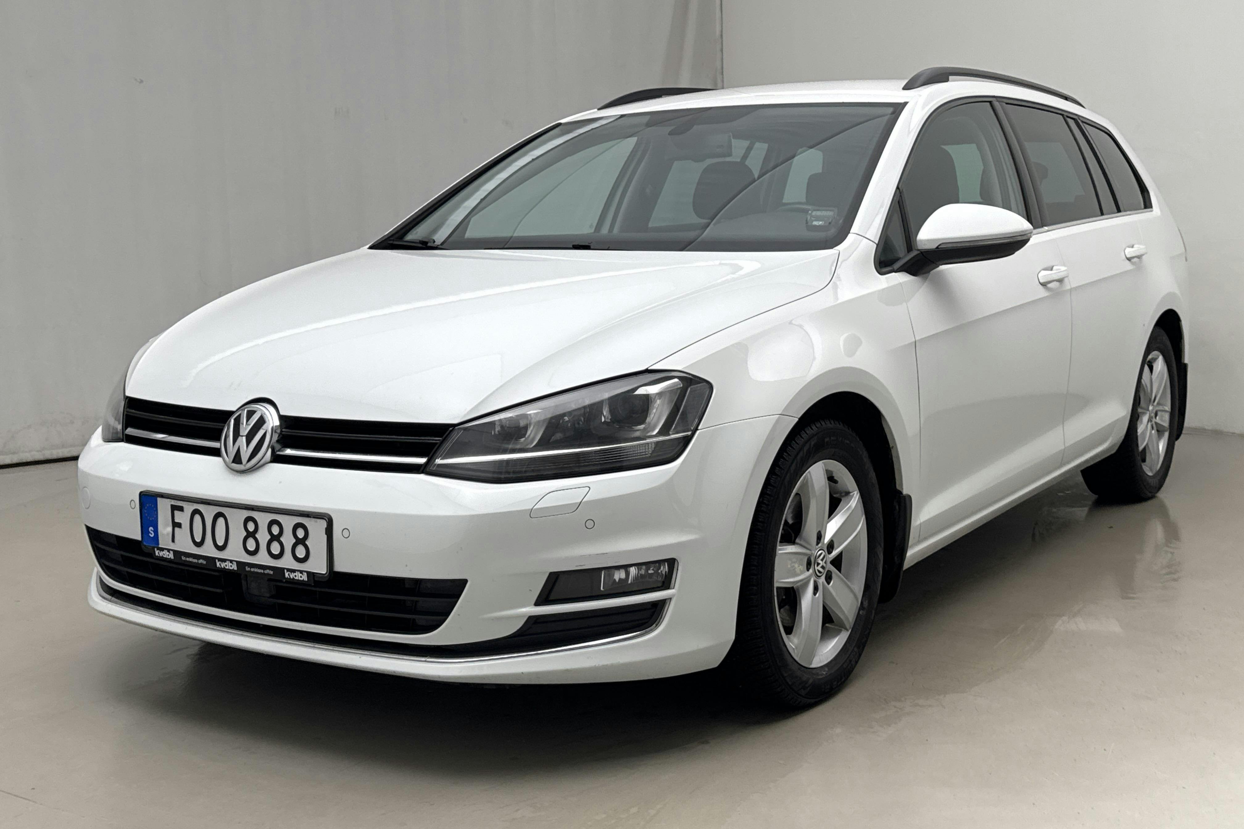 Presentationsfoto 1 av 19: VW Golf VII 2.0 TDI BlueMotion Technology Sportscombi 4Motion (150hk) - 21 358 mil - Manuell - vit - 2016