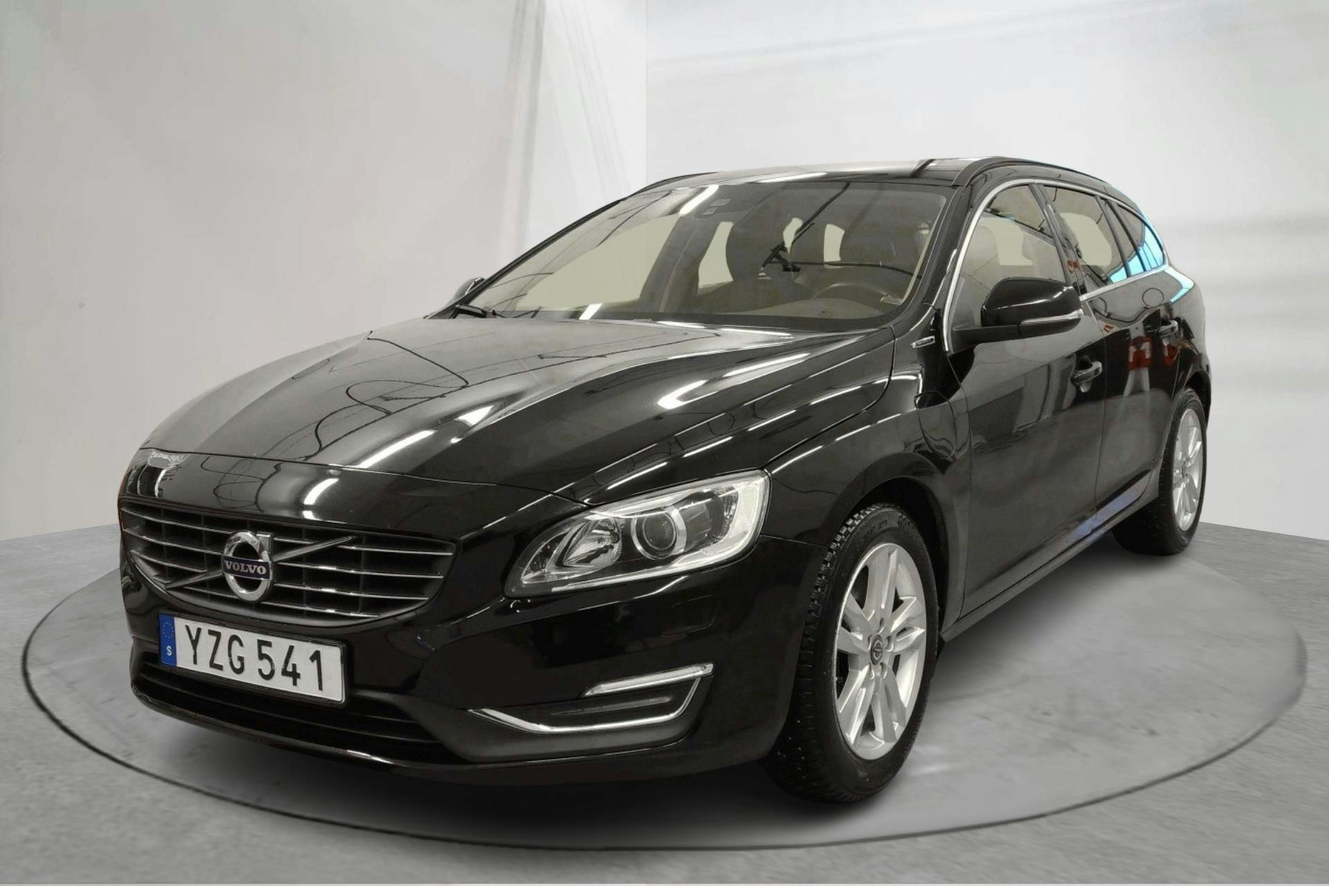 Presentationsfoto 1 av 14: Volvo V60 D5 AWD Twin Engine (163hk) - 16 690 mil - Automat - svart - 2018