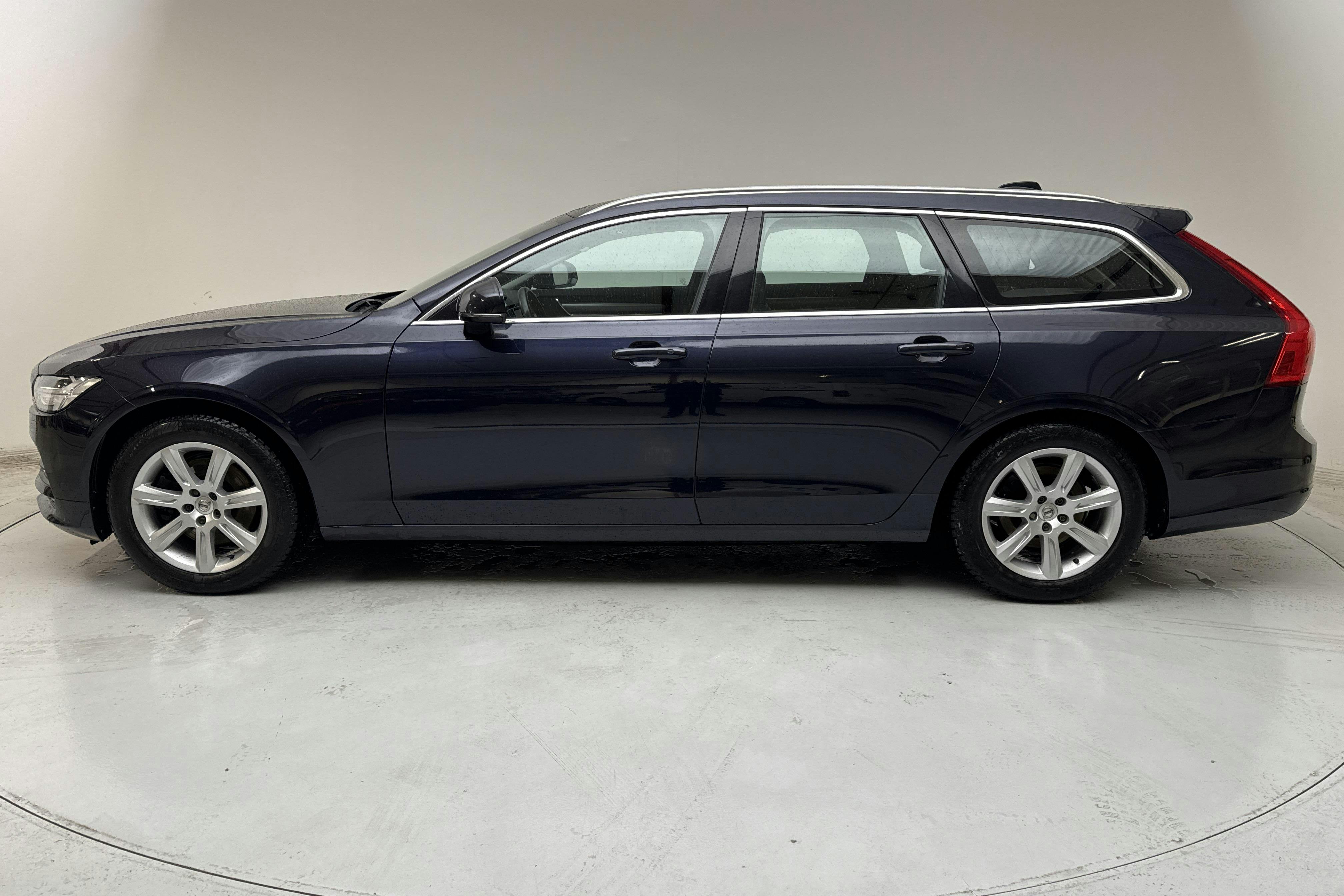 Presentationsfoto 2 av 15: Volvo V90 D4 (190hk) - 11 908 mil - Manuell - Dark Blue - 2017
