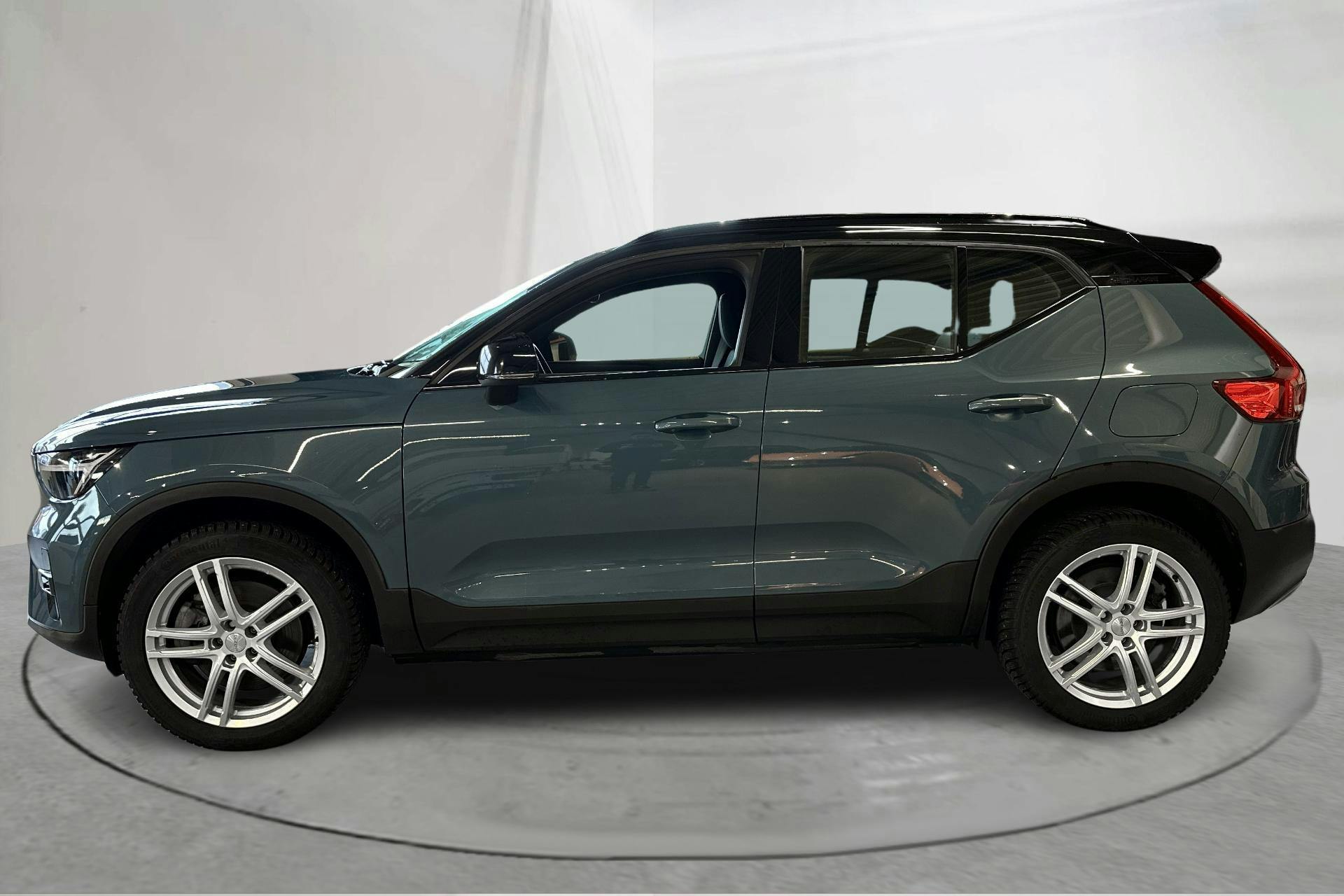 Presentationsfoto 2 av 16: Volvo XC40 P6 Recharge (231hk) - 11 801 mil - Automat - blå - 2023