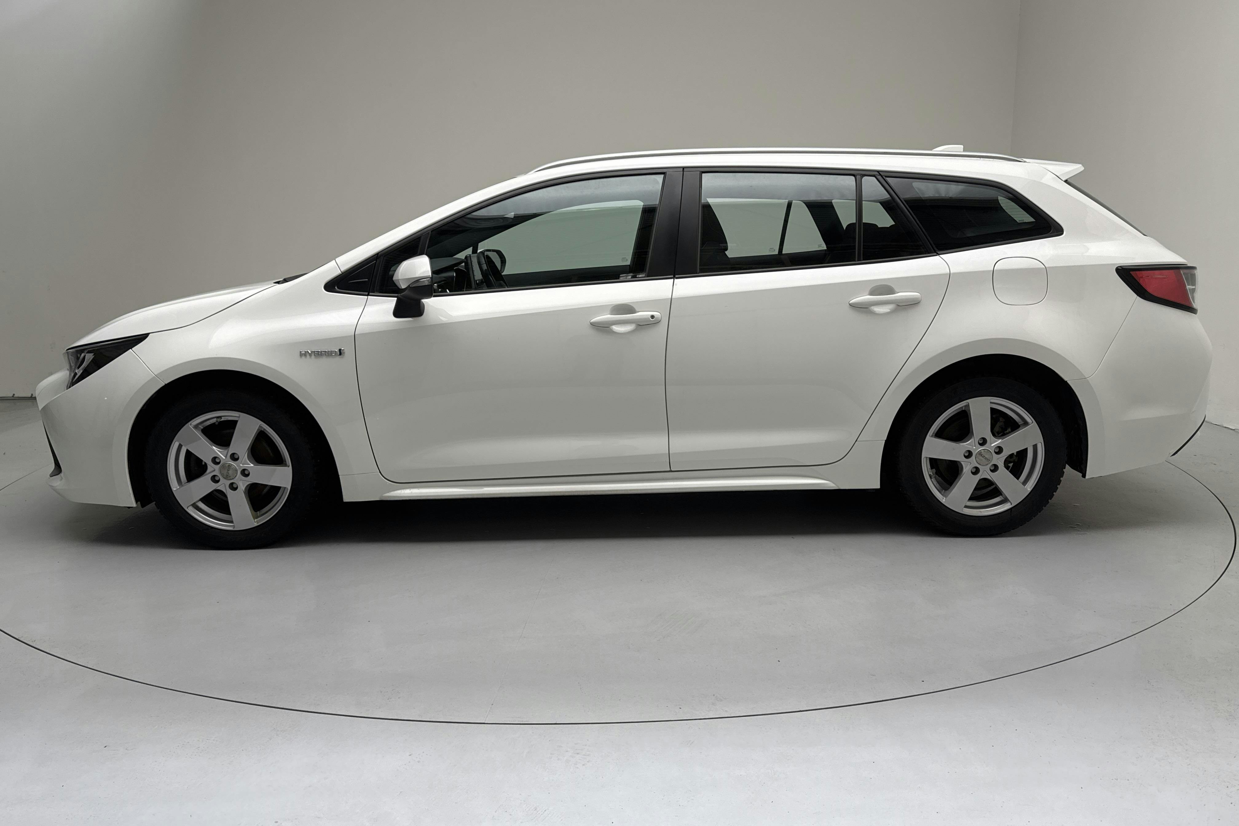 Presentationsfoto 2 av 13: Toyota Corolla 1.8 Hybrid Touring Sports (122hk) - 9 979 mil - Automat - vit - 2019