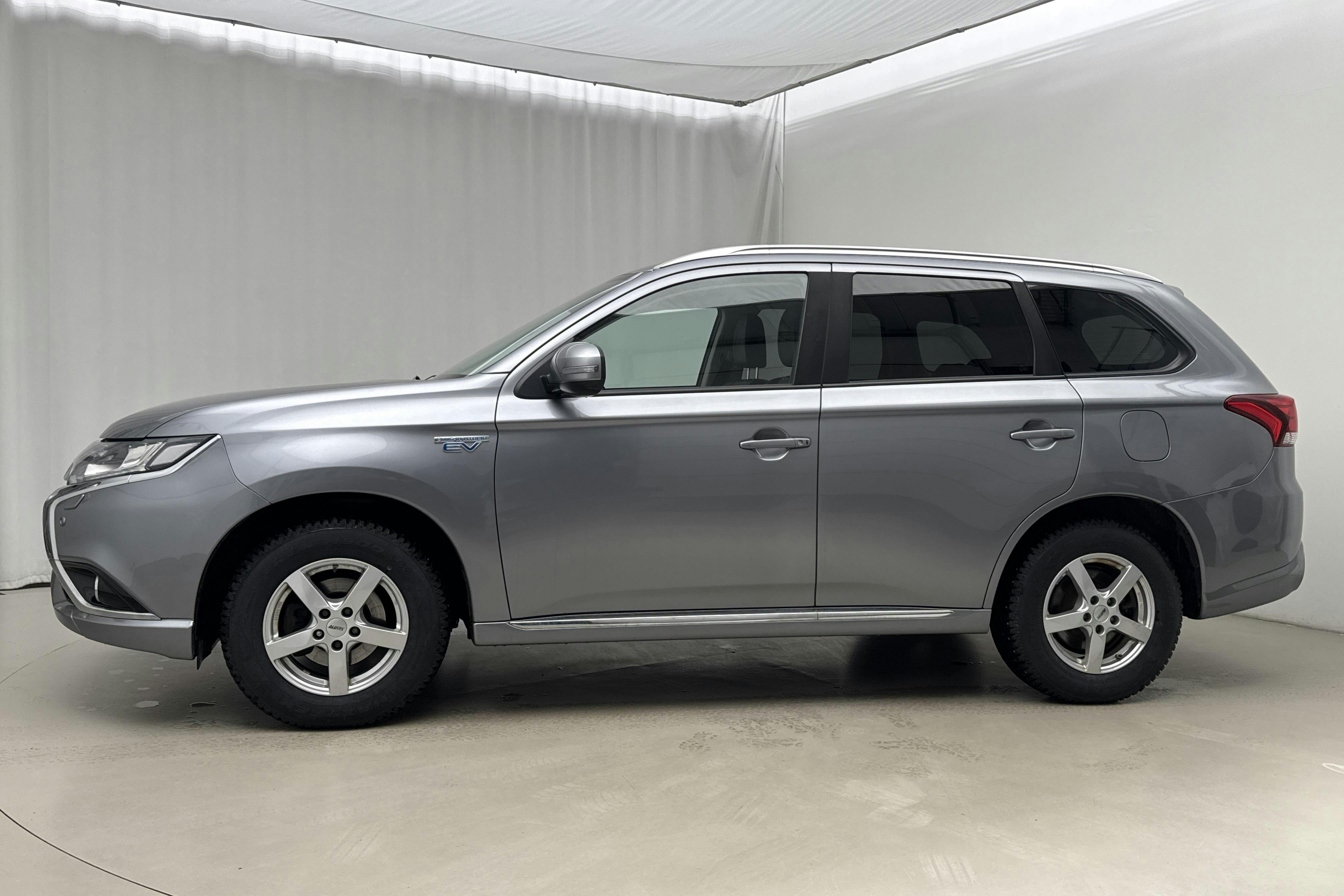 Presentation photo 2 of 20: Mitsubishi Outlander 2.0 Plug-in Hybrid 4WD (121hk) - 127 700 km - Automatic - gray - 2017